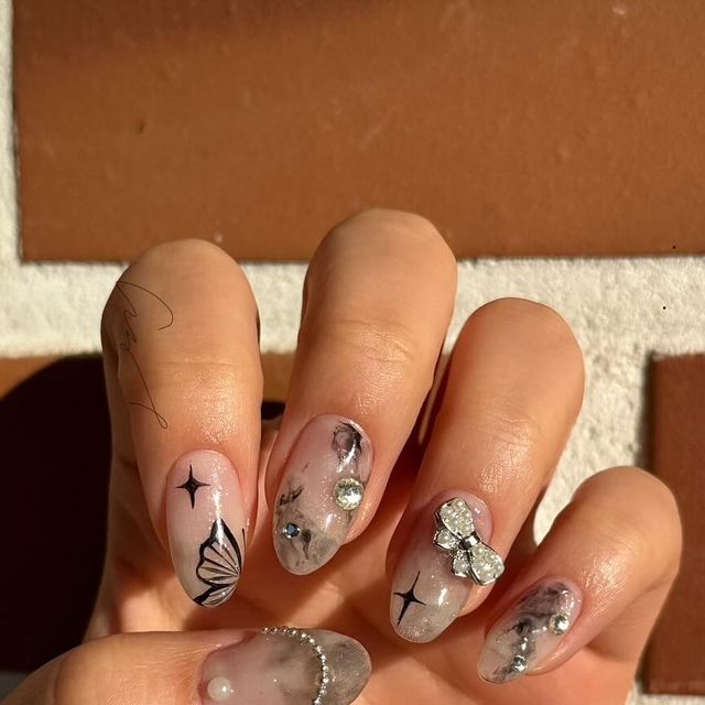 윤지 on Instagram: "🦋 #셀프네일 #네일스타그램 #연장네일 #셀프네일러 #학생네일 #드로잉네일 #화이트 #블랙 #나비 #balletcore #white #black #selfnail #nailstagram #nail #nailart #butterfly #butterflynails