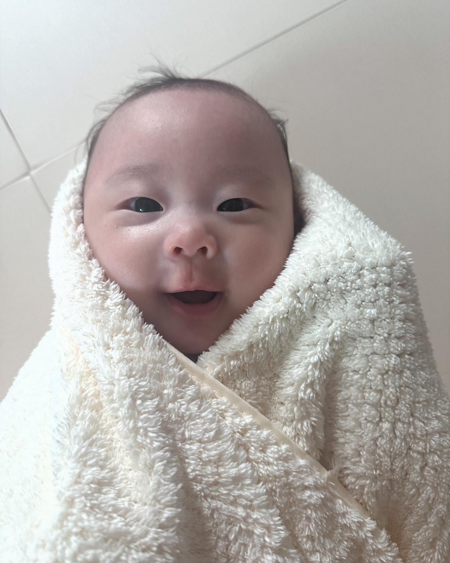 엄마랑 아침 목욕하기🛀
기뷴이 죠아용❤️ 얼굴 로션 바르는 건 시로여😣
park_joo_kwan 쮸니 목욕해쏘요~
#목욕 #🛀 #인생 #78일차 #아기 #👶🏻 #딸랑구 #육아 #육아일상 #일상그램