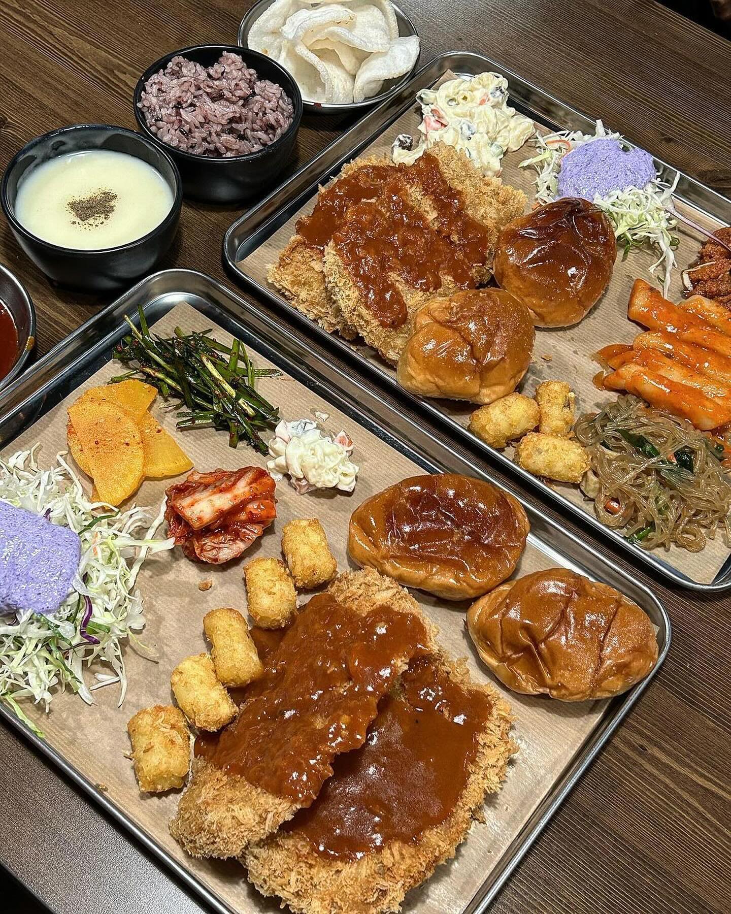 🍽️#협찬#돈비고고강남점🍽️
#돈까스무한리필 7,900원 ‼️

무한리필집을 8천원도 안되는 가격에 즐길 수 있다구~~??
만원 한장으로 배터지게 먹을 수 있는
돈비고고 💯💯

주문즉시 돈까스를 튀겨서 완전 바삭바삭한 돈까스를 먹을 수 있어용!!

셀프바에는
돈까스뿐만아니라 제육볶음,떡볶이,잡채 등 다양한 메뉴가 있었고 모든 메뉴 무제한 ❗️❕

돈까스 소스도 과일맛,매운맛 선택 가능해서 질리지 않게 먹을 수 있음다!

가성비 최고인 돈비고고 ❕
무제한으로 돈까스 포함해서 다양한 메뉴를 즐길 수 있다니 ㅎㅎ 
저녁시간쯤 되니까 사람이 엄청 많더라구용 ㅎㅎ

현제 이벤트 진행중으로
돈까스+제육+셀프바 무한리필
7,900원이니까 주변에 방문 예정이시면 들려보세요 🫶

🛑영업시간
11:20-22:00(일요일휴무)

🛑위치
서울시 강남구 강남대로 106길 7
2층( 강남역, 신논현역 근처) 

#강남맛집 #강남역맛집 #강남돈까스 #강남역돈까스 #강남점심 #강남역점심 #신논현맛집 #신논현역맛집 #신논현돈까스 #신논현역돈까스 #신논현점심 #신논현역점심 #돈비고고#먹스타그램#맛스타그램#먹팔