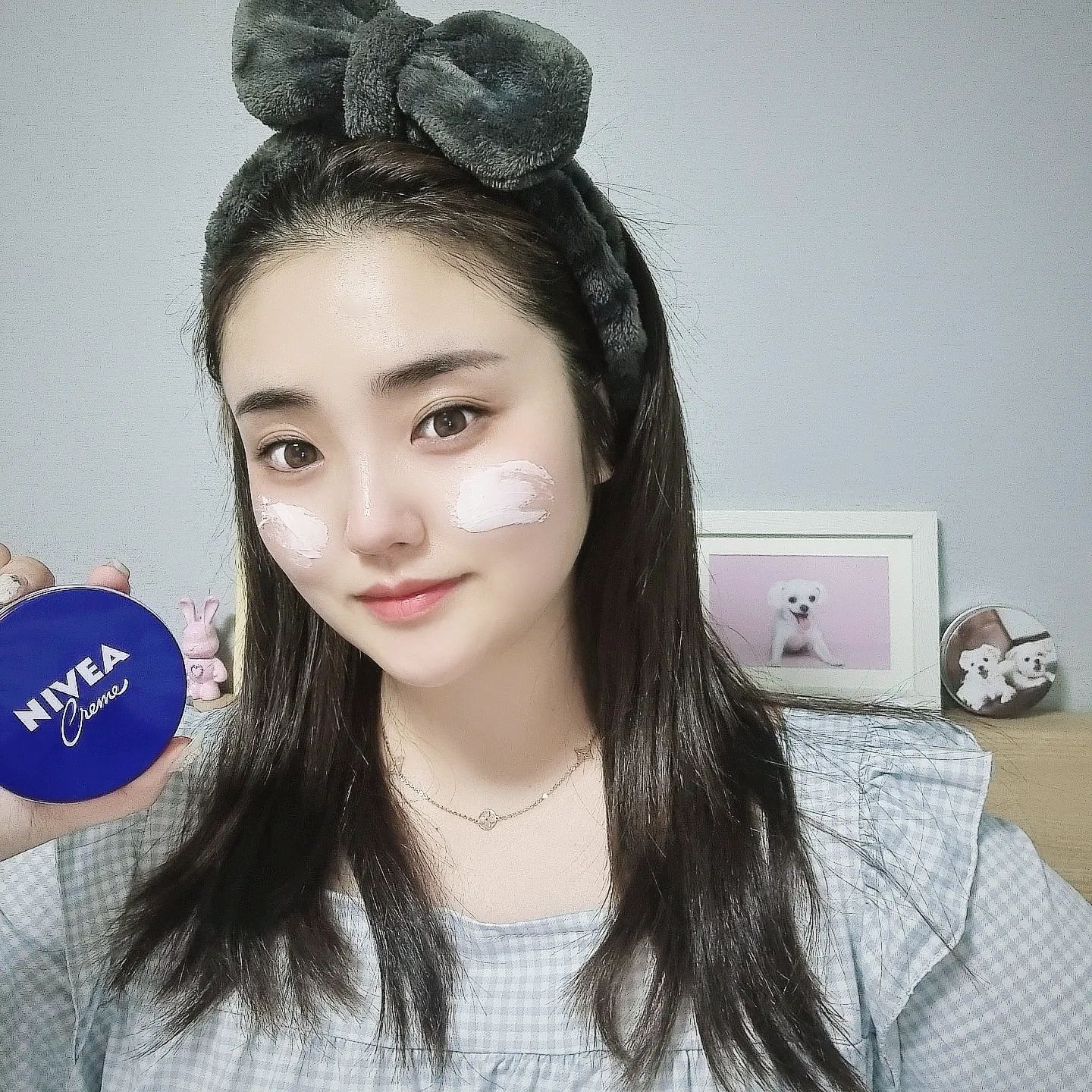 #광고 #니베아
겨울철이 제일 두려운 건성피부!
딱 이 날씨에 사용하기 좋은
니베아 크림 후기 가져왔어요 :-)

니베아 크림은 제가 어렸을때부터
사용해왔던 인생템 인데요~

피부 타입 상관없이 어린이부터
어른까지 건조한 부위에
사계절 내내 사용할 수 있는
다목적 보습 크림이에요 ❄️

피부 보호성분인 판테놀 덕분에
바르고나면 오랜시간 수분감이
유지되면서 굉장히 촉촉하고
매끄러운 피부로 만들어준답니다 💙

요즘 실내 에서는 히터로 인해
가뭄처럼 피부가 건조해지고
실외에서는 너무 추워서
메이크업이 들떠서 고민이었거든요
그래서 최종병기를 딱~~ㅎㅎ

부쩍 건조해진 피부로 고민이라면
보습에서부터  윤기 탄력 그리고 영양 케어까지
한번에 챙길 수 있는 효자템 니베아크림 사용해보세요^^

가까운 올리브영 또는
다이소에서 구매가능해요 👍

#니베아 #NIVEA #니베아크림 #니베아크림틴 #마이크림틴 #싱글즈 #인품사