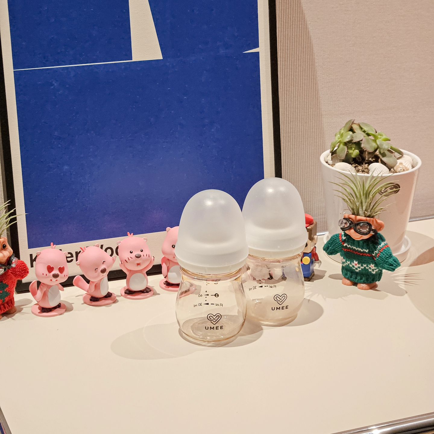 #제품제공 이지만 #솔직후기😉 

도아가 사용하는 유미젖병🍼

배앓이가 심한 도아에게 공기 흡입 방지 

🌟에어벤트가 있는 유미젖병은 찰떡궁합🌟

그리고 360도 어느 방향에서 먹어도 되서 피곤한 새벽수유때 
너무 좋아요🩷🩷

너무 가볍고 손에 착 달라붙는 그립감까지 요즘 최애 젖병🍼 

다음 젖병 시기가 되면 뚜껑이 있어서 도아 간식 용기로 바꿔줄 수 있는 것까지💘

젖병 식기세척기에 그냥 돌려도 되서 도아랑 엄마는 유미젖병으로 정착🫶

🏷 umeebottle 

#유미젖병 #배앓이젖병 #신생아젖병 #젖병추천 #출산선물추천