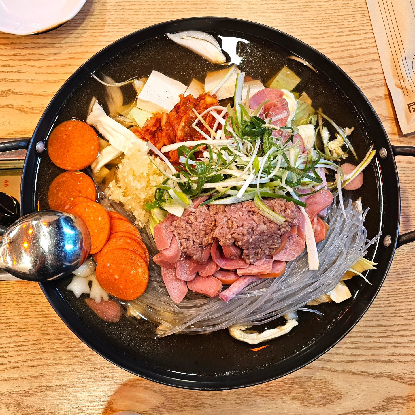 얼큰 칼칼한 부대찌개
vs 맵단짠 베이컨부대볶음
고를 수가 없어서 둘 다 먹었는데
다른 매력으로 둘 다 맛있어버림 -*

포장 시 1인분을 더 주는 곳
평일 점심(11시-2시)에는 밥과 라면이 무한제공
방문한 날 페퍼로니 추가 이벤트가 있었고
치즈 or 버터는 요청 시 제공!

이모님들이 워낙 친절하시고
자부심 있게 운영하는 매장이라
모임 식사 자리가 더 기분 좋았다.

🎈김뚜껑부대찌개 부천신중동점
🎈주소 : 경기 부천시 원미구 중동로 244(중동 1152)
🎈영업시간 : 매일 10:00 - 22:00
🎈전화번호 : 032-321-6230
