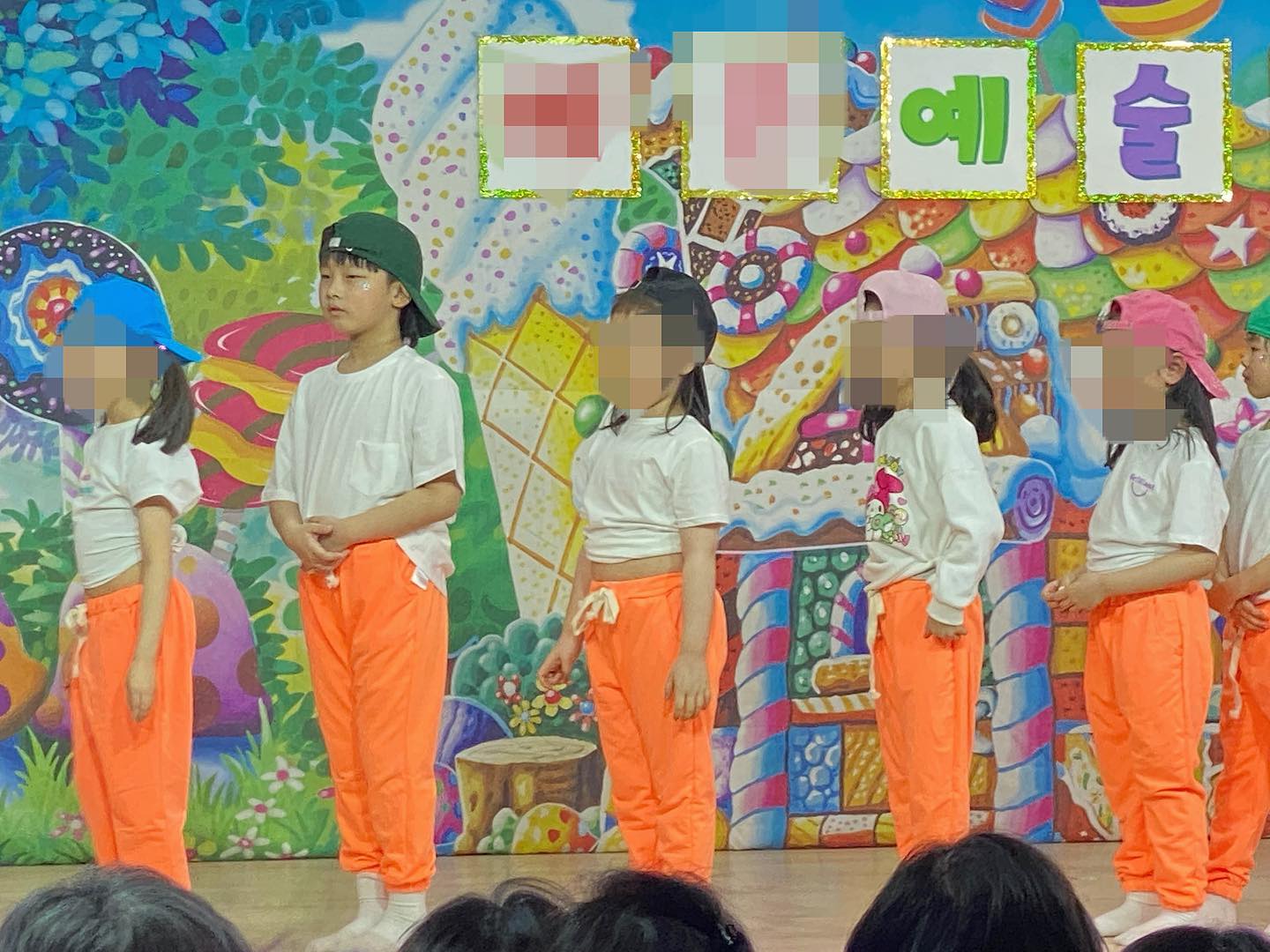 우리첫찌 유치원
마지막무대끝
엄마보이지않아도 무조건 손흔들고보는
잼미니....그래너짱이다👍🏻
(이번무대에 참여해주신 수빈누나와 노래방사장님께감사를)
복받았다 절친이많아서..😅
#유딩 #학예회 #7세