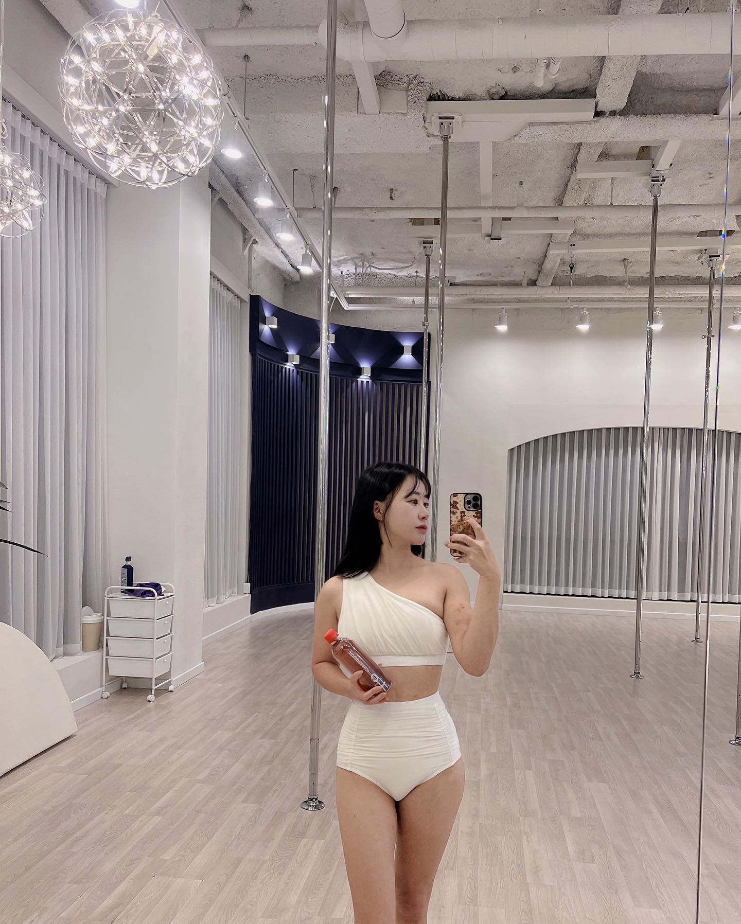 #협찬 
GS25에서 언제든 구매 가능한 서현의 빨간물 콜레 티 워터 요즘 GS25 콜레 티 워터가 SNS에서 핫하길래 먹는중이에요.
콜레 티 워터는 무설탕, 저칼로리, 디카페인 음료로 부담없이 마시기 좋고 수분은 빠르게 채우고 몸은 가볍게해주네요.
요즘 운동 할 때 콜레 티 워터를 마시고 있는데 수분 섭취는 물론 체지방 감소까지 도움이 되어 좋아서 꼭 챙기고다니게되네요. 새콤달콤한 히비스커스 맛이라 질리지 않고 은은한 맛이라 계속 찾게되는거같아요. 

foodology.official

#콜레티워터 #빨간물 #편의점신상 #푸드올로지 #GS콜레티워터 #GS신상 #제로음료  #밀폴스튜디오🌾 #타니폴댄스 #폴댄스#poledance