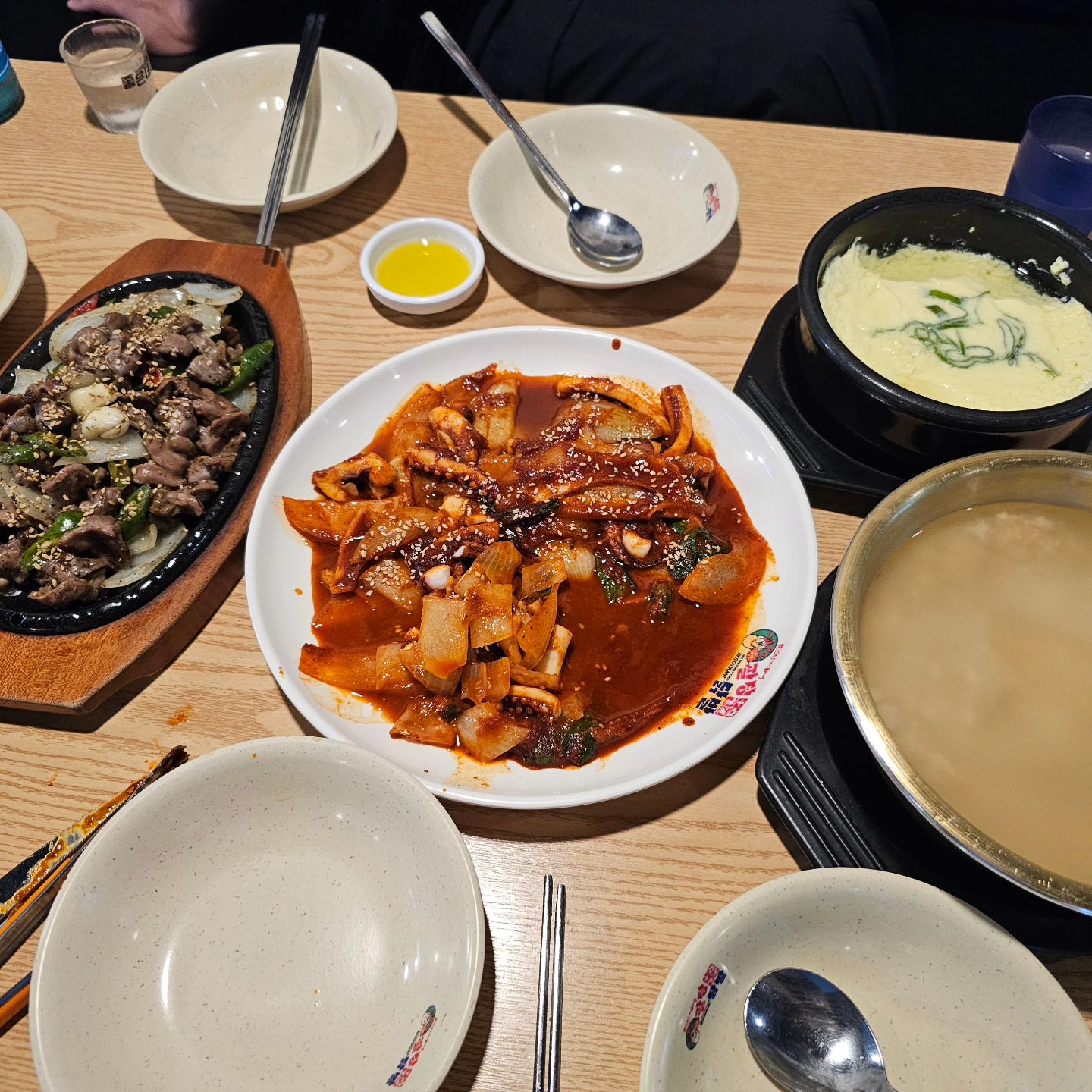 같은듯 다른듯한 매운오징어
왜냐면 추석 이틀연속 팔당을 제위에  들이부어줬거든요
사랑해 팔당🫶
포장해온 쭈 칭차네👏