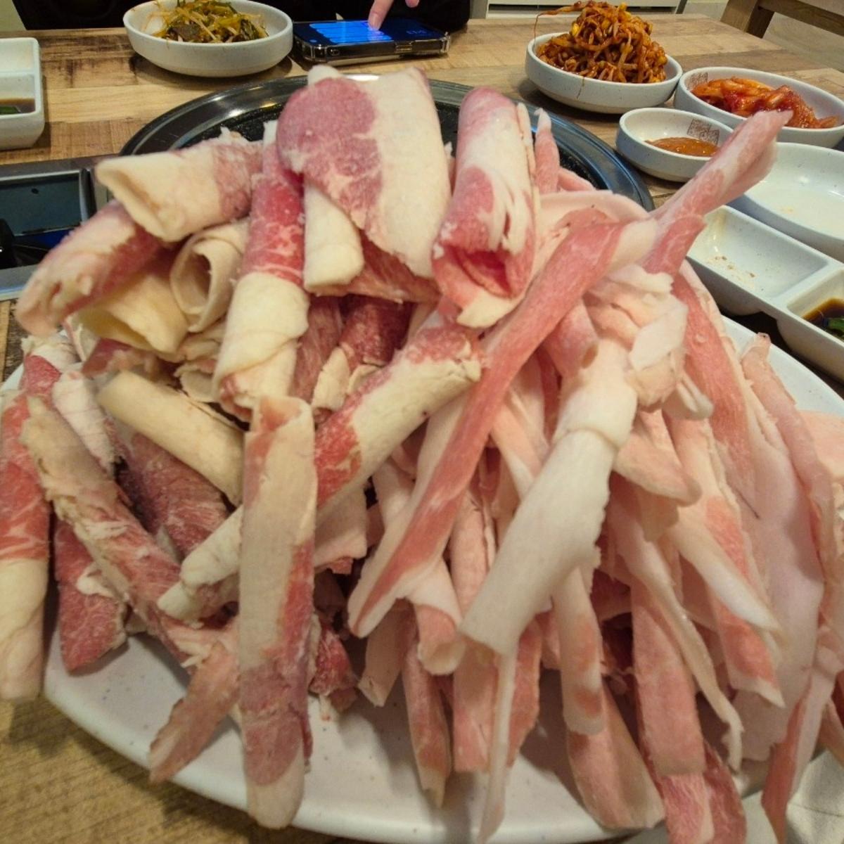 #일단마포

가브리살맛집이라고해서 갓는데
오호호호 
마쟈마쟈 
요기 로컬찐맛집이얌~~
오픈4시반이라 5시방문햇는데
띠요오옹👀
홀은 이미만석 
어떤맛일까 기대만빵하며
가브리2 차돌2 주문
고기가산더미
여자둘이 다먹을수잇을까 걱정햇는데
쿄쿄쿄 
된찌에 도시락밥에 물냉까지
모두 클리어
가브리 첨먹어보는데 너무부드럽고 고소고소
된찌에 밥 ㆍ 물냉까지
야무지게 클리어
다먹고나올쯤 웨이팅
서동점도 영업중이라고하니 집가까운곳으로 가쟈뀨~~🏃‍♀️
사장님 너무너무 친절하셔서
기분좋은 식사 
맛잇게 잘먹었습니당당🙇‍♀️

#부산맛집 #동래구고기집 #가부리맛집
#일단마포 #동래구맛집 #부산노포맛집
#부산특수부위맛집 #명장동맛집 #협찬