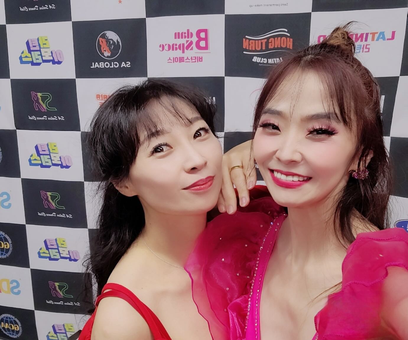 울 쌤 홍턴에서의 레이디공연때~ 
시간이 몇주 지난 추억 사진~~
몸이 안 좋아 살이 많이 빠진 쌤 안스럽고 속상하고.. 
그래도 지금은 많이 좋아지셨다니 다행~~~~ 
서로 바뻐 예전만큼 못 만나도 맘은 항상 같은곳에~ 

#울쌤들아프지마세요 #항상같은맘같은곳 #언제나응원해요~