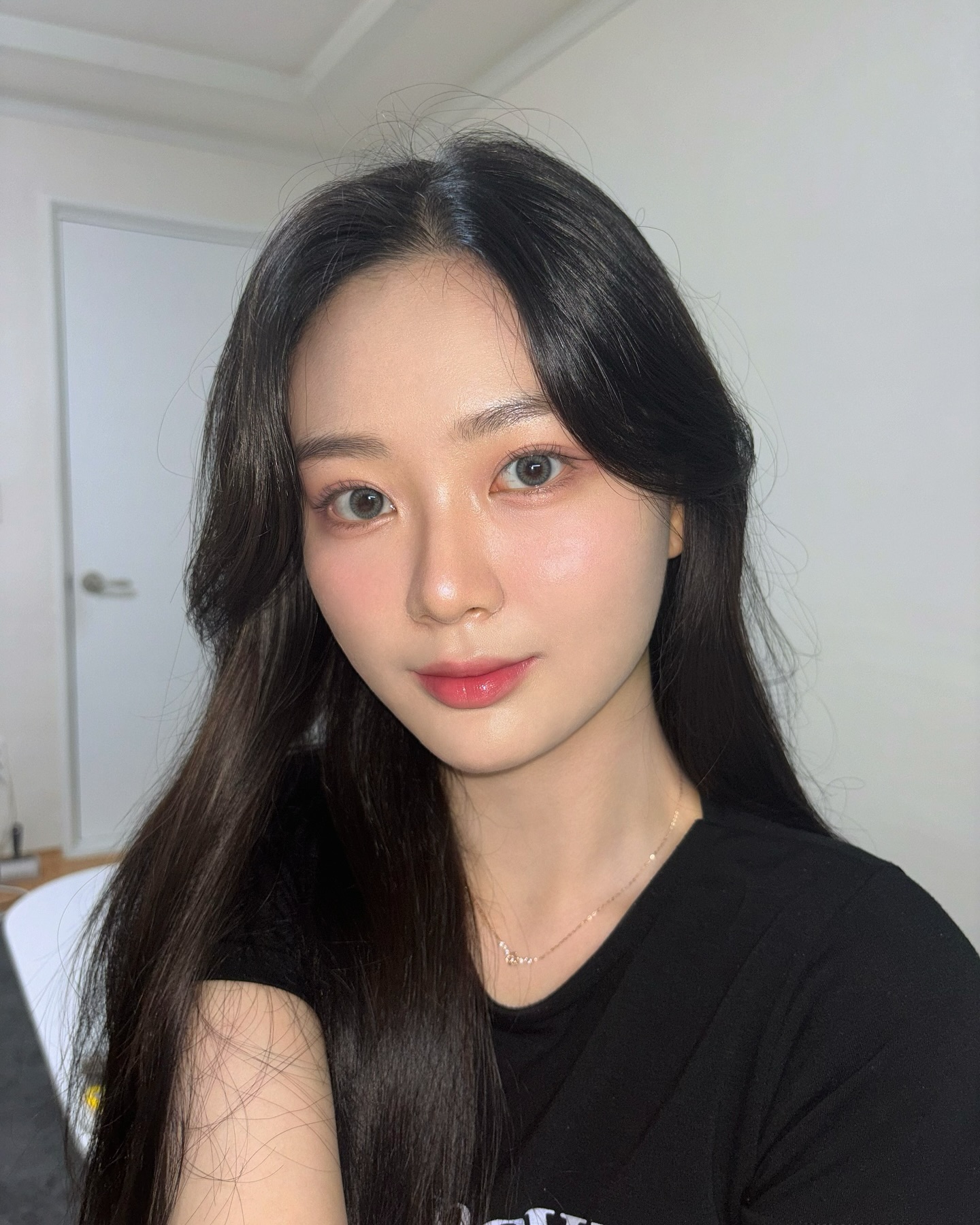 오늘은 지속력 짱짱 오래가는 립 꿀템 츄천해드리랴구 들고와찌요

바로 에뛰드 픽싱틴트인데요!! 벌써 세 통째 사용중이랍니당//

묻어남도 없고, 각질 부각도 없는데 지속력까지 갑👍🏻

평소에 오버립 펜슬>베이스립>픽싱틴트>제형이 예쁜 촉촉립

요렇게 발라주는데 물은 물론이구 식사를 해도 거의 남아있어요

워터프루프 메컵할 때 더 더 강추🩵

#셔터 #셔터브리티 #올리브영 #올리브영셔터 #셔터브리티3기 #올영셔터 #올영추천템 #올리브영추천템 #올영템 #워터프루프 #물놀이템 #물놀이메이크업