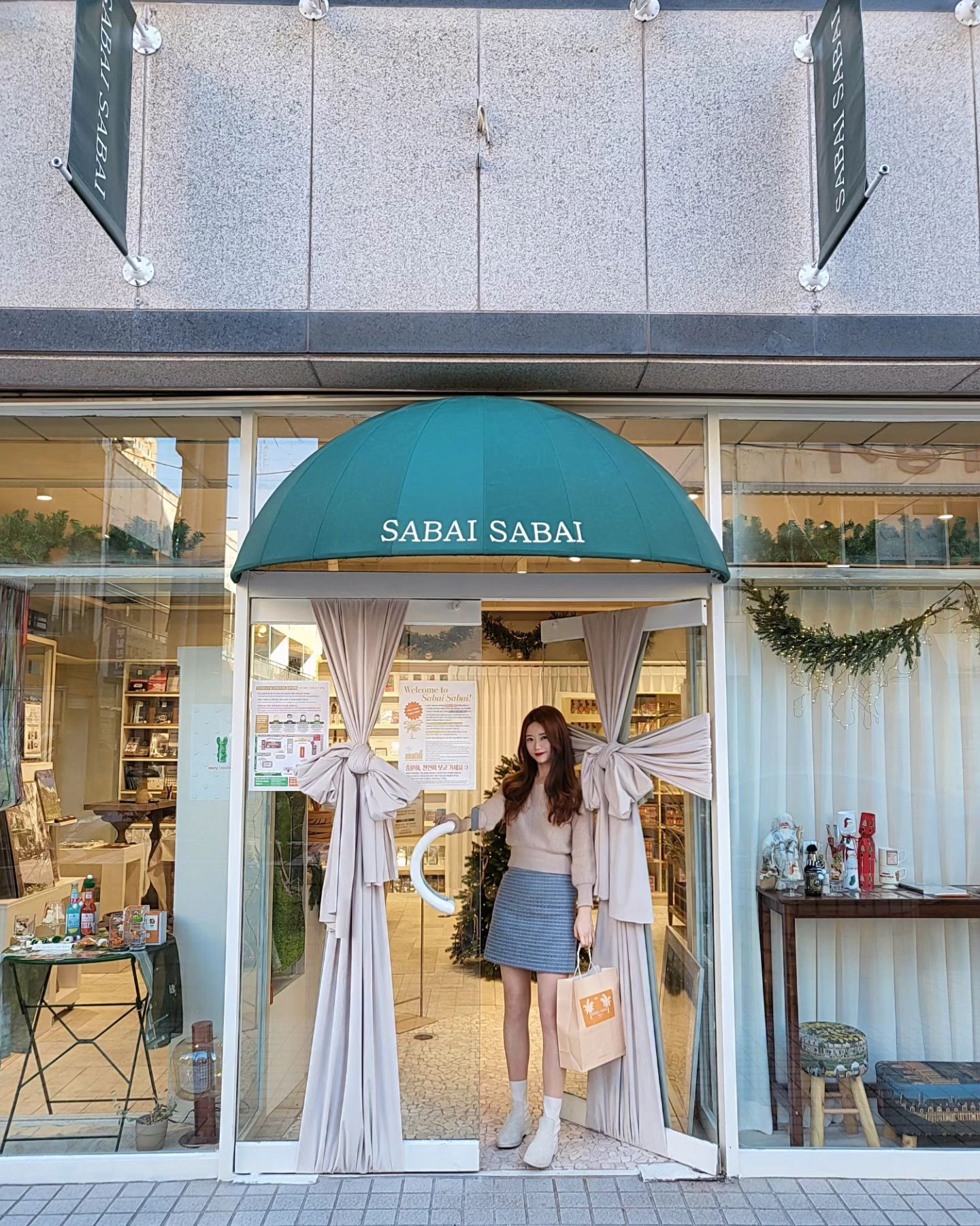🥳축.오.픈🥳 Sabai Sabai Tand's Vacation in Jeonpo
드디어 저희 사바이사바이가 전포동(서면)에 소품샵을 오픈하게 되었어요~!! sabai_.sabai

올해 다양한 팝업스토어 행사에서 저희 브랜드를 보여드렸었는데요!
저희 매장이 '부산의 중심 ㅎㅎ' 전포동에 생기게 돼서 너무 기쁘네요🥰

연말 선물 고민되신다면 사바이사바이 전포점으로 Go Go~!!

정성스럽고 예쁜 포장으로 감동을 선사해 드려요🎁
포장지도 저희 브랜드 전용 디자인으로 제작되어 퀄리티가 높답니다!
(포장 예쁘다고 고객님들 반응이 좋으셔서 뿌듯해요☺️)

시즌마다 진행되는 다양한 자체제작 소품들을 만나보실 수 있고요!
키링, 디자인 컵, 타올, 포스터, 엽서, 마그넷, 문구류 등등 예쁜 제품들이 많답니다!

이번에 새롭게 디퓨저와 커스텀 공병 등 새로운 제품군도 입고되었는데요👏
매장에 오시는 고객님들마다 '와 여기 냄새 좋다~'라고 말씀해 주시더라고요ㅎㅎ!! 

향기로운 매장의 비밀은 저희 디퓨저라는 것!💚
디퓨저 병에 사진 인쇄도 가능해서 특별한 선물 하기에 좋으실 거예요:)

이외에도 다음주중으로 타브랜드와 콜라보한 새로운 신상을 업데이트할 예정이랍니다!👏👏👏

엽서 무료 증정 이벤트, 아이디어 참여 이벤트 등등
진행하고 있으니 꼭 참여해 보세요~😃

올해의 피날레...#사바이사바이전포점
매장 인테리어 마저 자체제작이라는 것..💚

앞으로 많은 관심 부탁드립니다!!
.
.
.
#서면소품샵 #전포동소품샵추천 #신상소품샵 #소품샵투어 #씰과장
#사바이사바이 #482482 #전포동소품샵 #부산신상소품샵 #부산브랜드
#전포소품샵추천