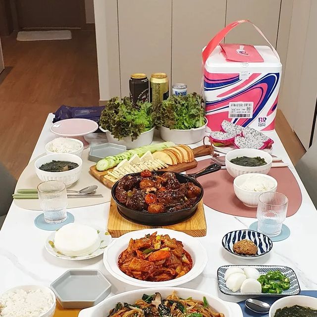 여수 집밥 먹쑤니 on Instagram: "#남편생일 마음만은 더 많이 하고 싶었지만 수술한 발이 아파서 포기포기~ 항상 쟁이고 있는 #탐난닭 생일상을 채워줘서 감사해! 그래도 혼자 최선을 다했다는