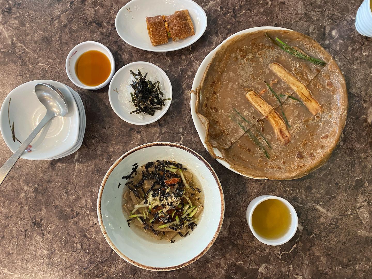 깔끔하면서도 맛있는
서현역맛집인 <메밀정원 서현점>❤️
⠀
메밀로 만든 메밀전부터
메밀옹심이, 메밀전병 등등
다양한 메뉴들을 볼 수 있는데
진짜 하나하나가 맛있고 깔끔하더라구요~~
⠀
앞으로 자주 가게 될
맛집이예요~
⠀
#외식스타그램#서현동맛집#서현맛집#메밀정원서현점#먹스타그램#요리그램#맛스타그램#먹스타그램#맞팔#요리스타그램#쿡스타#가정식#집밥스타그램#먹스타#맛스타