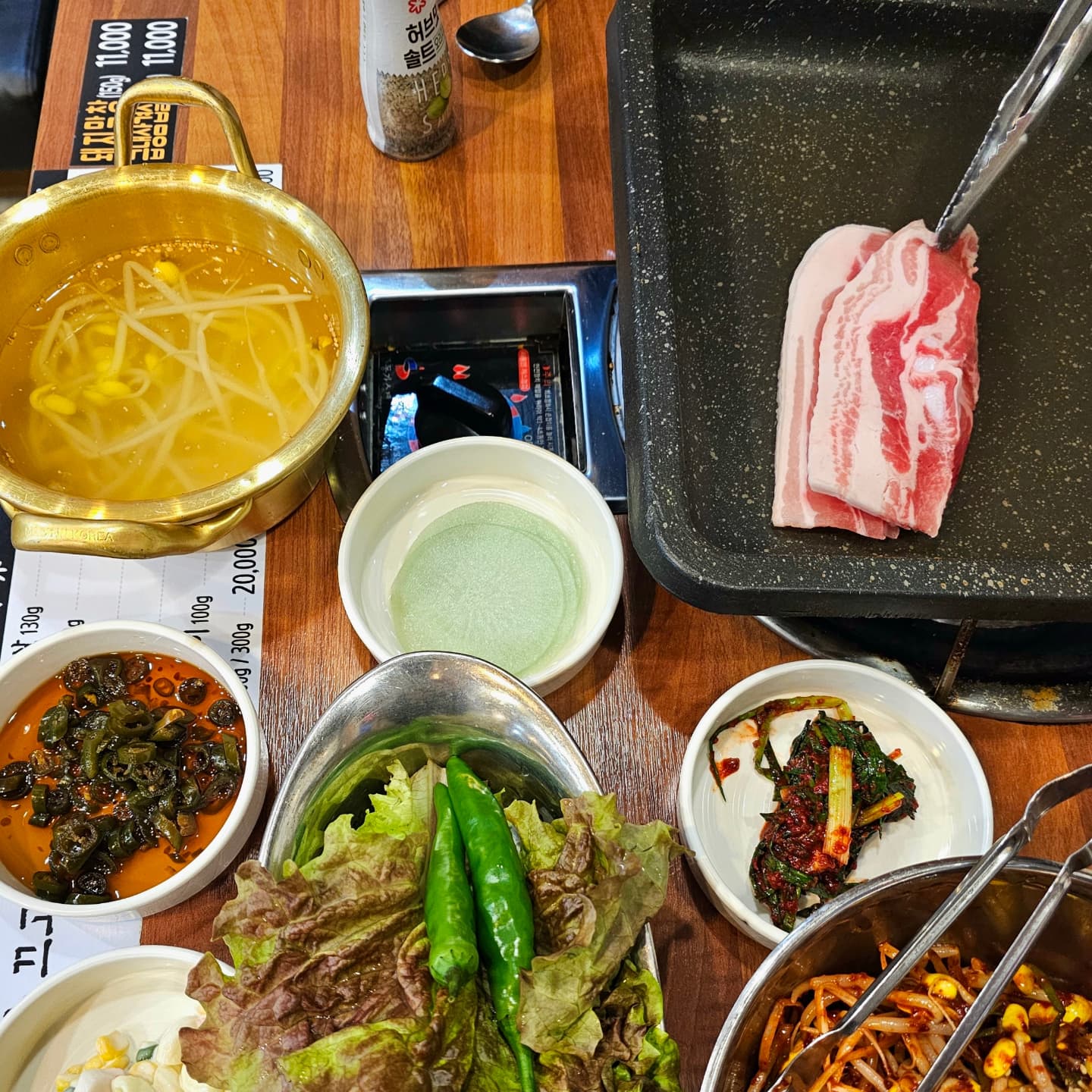 찐으로 애정하는 고깃집 💖
냉동대패 아니구 생대패삼겹살....🥓
촉촉육즙 그대로, 허브솔트 솔솔 ~
비계까지 바삭하게 구워 먹으면 젼맛....🩷
고사리,김치,팽이버섯 다 같이 구워먹고
마무리 셀프볶음밥까지 해먹으면 -끝-
진짜 대패삼겹살은 여기지....#인사동고깃집
#서변동인사동고깃집
#대구서변동맛집
#동서변동맛집 #서변동고기집