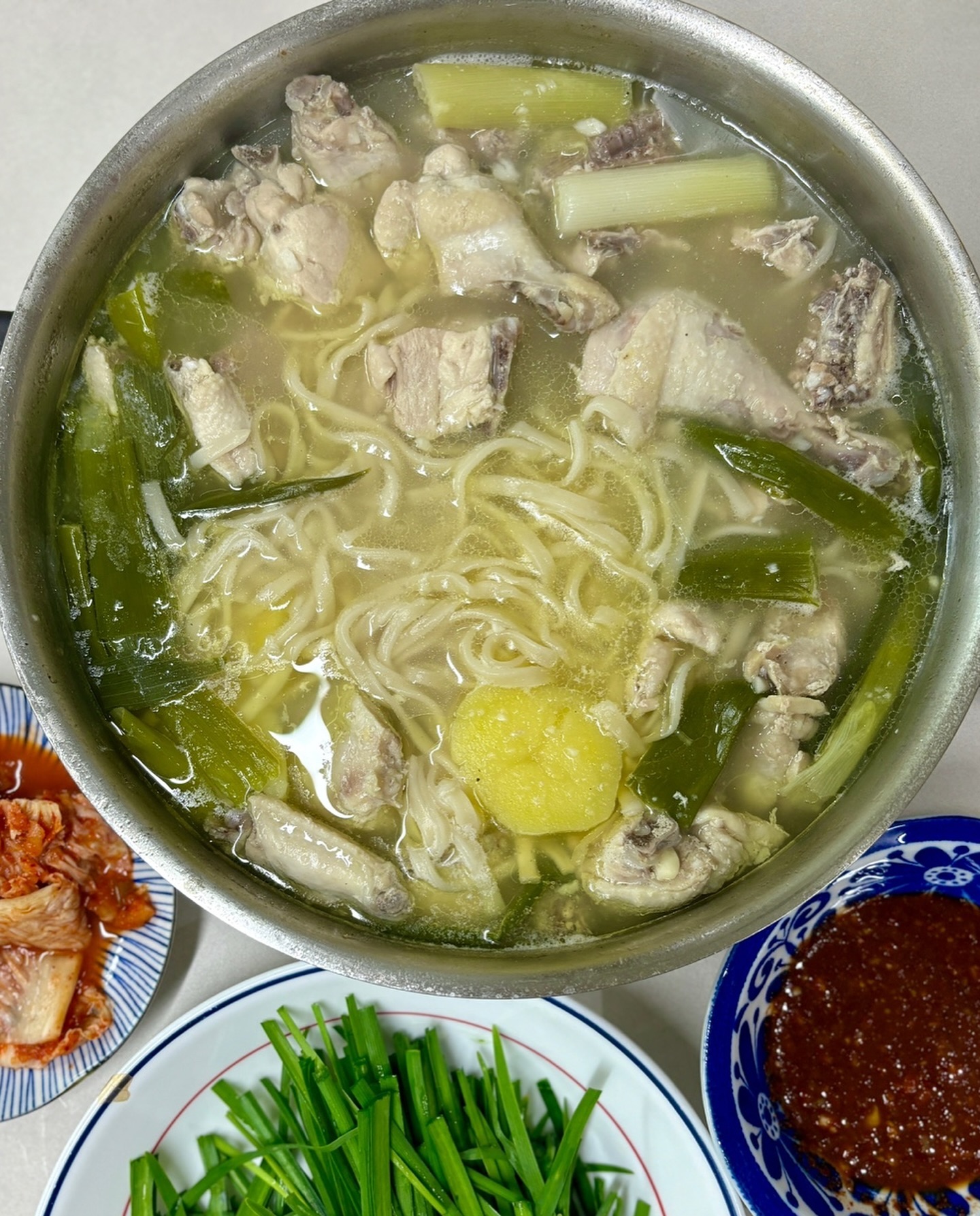 #히리네식탁

초복, 중복 대충 먹었으니 말복엔 닭 먹어줘야졍❤️

닭한마리칼국수해서 먹었어요!

세일하는 무항생제 닭 한마리 7000원에 칼국수면 3000원
감자랑 대파, 부추는 집에 있는걸로 만들었더니 만원에 4식구 배부르게 먹었답니다👏🏻👏🏻👏🏻👏🏻

밖에서 사먹으면 4-5만원 할텐데, 집밥 해먹은 나 칭찬해❤️