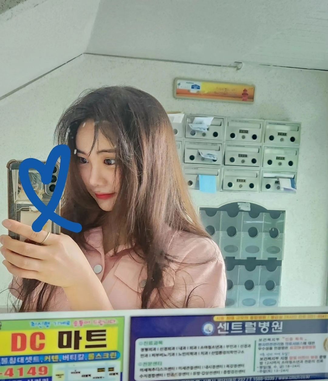 지문처럼 주름이 패인 더운 글을 만져보던 주말이 끝났다 옅어진 홈에 그리움을 꾸역 거리며 밀어 넣다가 이제는 별로 안 아픈 것 같다고 말하다가 아니 오히려 행복해서 눈물이 난다고 고백하다가 꺽꺽 숨을 헐떡이며 그렇게 너를 닮아가고 싶다고 그렇게 29살을 이번 주말과 함께 보내주었다고 #로지피피 #29 #까만약속