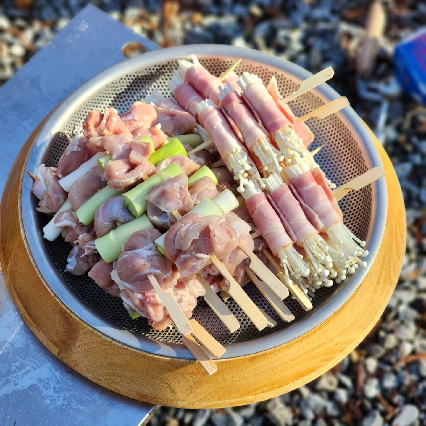 너무 힘들고 짜증나는 월요일

그래도 지난 주말 캠핌재밌게 했으니
그 기억을 원동력으로 뿌셔봐야죠.

겨울같이 않은 따뜻한 날씨덕분에
오랜만에 불멍도 하고 닭꼬치도 굽고
팽이버섯 베이컨 꼬치도 굽고
역시 캠핑은 야외에서 놀아야 찐입니다😊😊