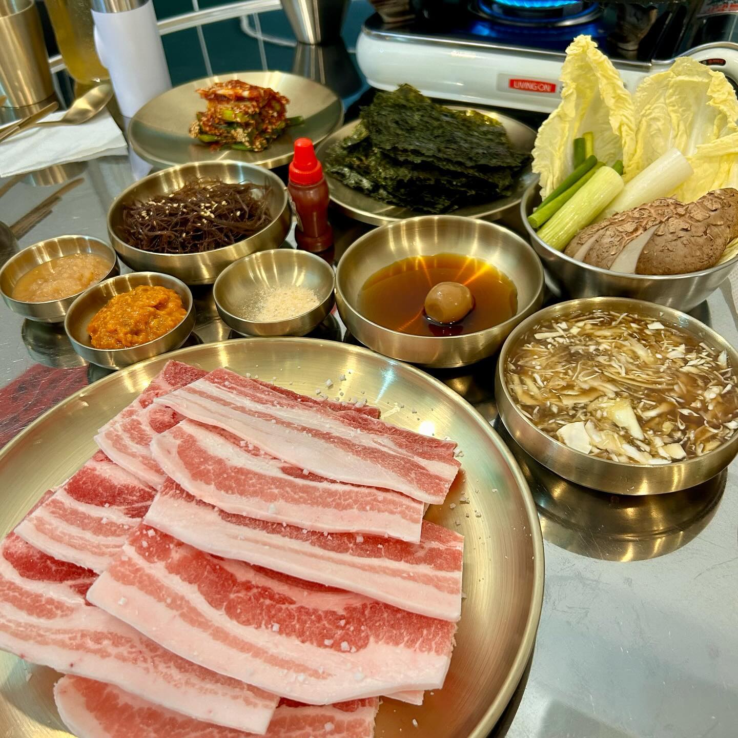 압구정 잡담

📍서울 강남구 도산대로30길 16-4 102호

💟 금요일 일 끝나고 친구랑 저녁먹기 위해 방문한 곳! 오랜만에 냉삼이 땡겨서 근처 냉삼집으로 고고! 앉자마자 날 기다렸다는 듯 세팅해주시는 데 밑반찬 종류가 엄청 다양하고 특이해요!🥰

💟파김치, 구운김, 메추리알 장조림, 톳무침, 신선한 쌈채소 냉삼집에 구운 김이 있는 건 처음보는데 살짝 구워져 있어서 고기랑 싸먹으니 맛있었어요! 

💟파김치는 살짝 매콤해서 고기랑도 라면이랑도 찰떡궁합😆 고기구울 때 멜젓소스도 지글지글 끓이다가 찍어먹으면 👌 쌈장,소금 소스들도 많아서 여기저기 찍어먹기 굳😋

💟 5인분 이상 주문 시 코젤다크도 서비스로 주시는데 평소에 좋아하는 맥주라 사장님에게 감동받을 뻔!😘 냉삼먹고 시원하게 한잔!

💟볶음밥,번데기탕등 다양한 사이드 메뉴가 있어서 좋았고 디저트로 미니 귤도 주셔서 상큼하게 마무리까지 완벽했어요🔥

#압구정맛집투어 #잡담 #압구정냉삼 #냉삼맛집 #먹스타그램 #먹팔맞팔 #먹팔해요 #선팔은곧맞팔