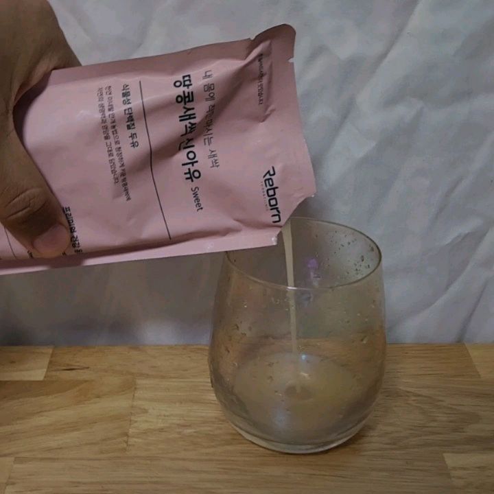 이번에 비건음료 식물성단백질

땅콩새싹두유 신아유를 마셔봤어요

​

100% 식물성 저칼로리 건강음료로

일체의 화학첨가물을 넣지 않고

정성으로 키워낸 최고 품질의

땅콩새싹 100%만을 갈아만든

순식물성 단백질 건강음료에요!!

땅콩새싹의 건강함에 달콤함을 더한 

락토프리 비건인증 음료이기도 해요

소포제, 유화제, 안정제, 합성착향료, 

착색료, GMO가 들어있지 않아요

인위적인 첨가물은 모두 빼고

건강한 원료만을 가득 담은 두유죠
원래는 식사 대용 쉐이크에 타서 마시려고 

구매한 건데 맛이 너무 좋아서 그냥 

땅콩새싹두유만 아침마다 마시고 있어요
땅콩새싹, 신아유 스위트로 

건강한 식단 하며 지내고 있어요

#오탐구생활 #땅콩새싹두유 #락토프리 #식단관리 #식물성단백질

#식물성음료 #비건 #비건음료 #단백질섭취 #두유 #다이어트음료

​