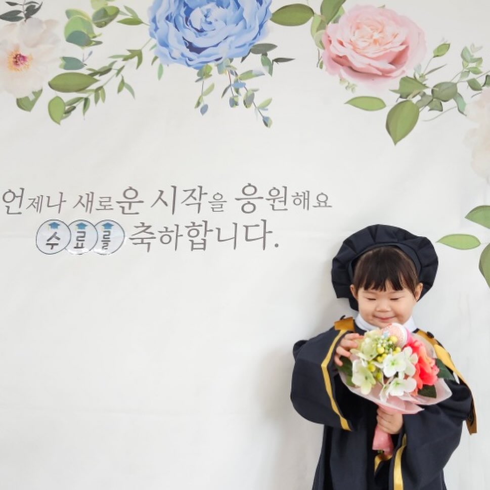 4살이 된 민쫀쫀이 기록🤍
아윤이는 행복했던
반년간의 어린이집 경험😌
그래도 쫀쫀이에게
이래나 저래나 많은 경험을 하고
좋은 친구들을 만나 사회를 겪어봤을
의미있었던 2023년 이었으리라😍
너의 새로운 사회를 응원해 아가
기특하고 고맙고 앞으로도 잘 부탁할께!
엄마는
널 위한 꿈을 또 계속 쫓아볼께😍
원하던 어린이집에 가는것도 너의 복😭❤️❤️❤️
아몰라 #발도르프만세 ㅋㅋㅋㅋㅋㅋㅋ❤️