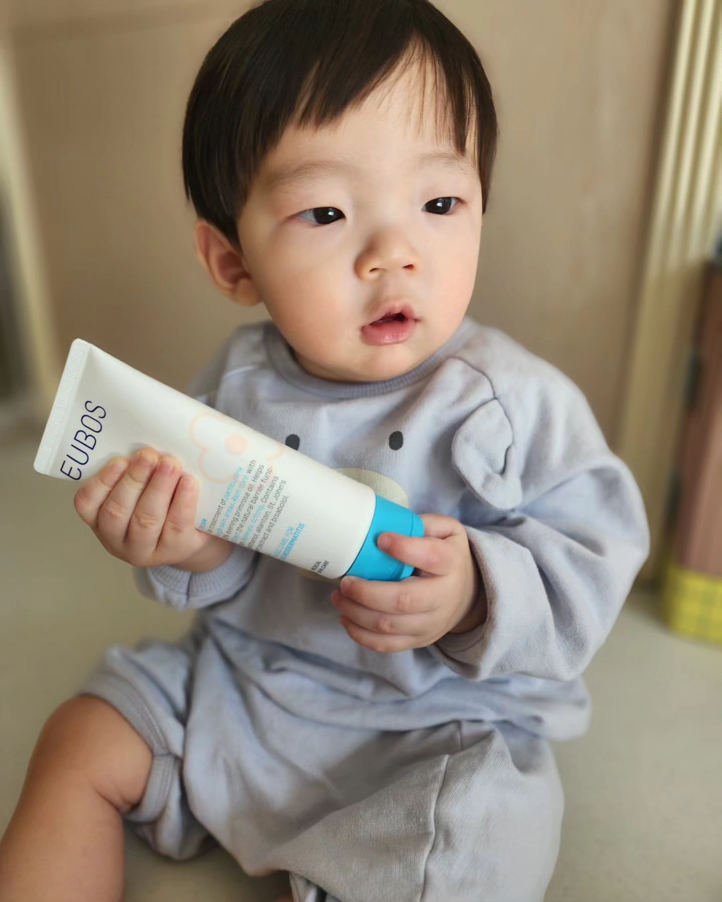 #광고 

새로운패키지로 오이보스크림사용해봤어요
새로워졌지만 퀄리티는변함없어요 
크림이지만
촉촉한크림은 오이보스집중크림~
오이보스는 순하고 자극이없어 신생아부터성인까지 사용가능해
유찬이도 쓰고 건조한 내 피부에도 같이 바르는 크림

파라벤, 색소, 향료, PEG, 라노린, 파라핀, 실리콘오일, 미네랄오일, 미세플라스틱 없어 안심하고 사용할수 있는 !!

꾸덕하지만 흡수시켜주면 엄청촉촉해서 광이나고 향은 인공적이지 않아 좋아용

#협찬 #오이보스 #오이보스집중크림 #출산선물 #신생아선물 #아기로션 #신생아태열 #신생아로션 #베이비로션 #유아로션 #아기보습크림