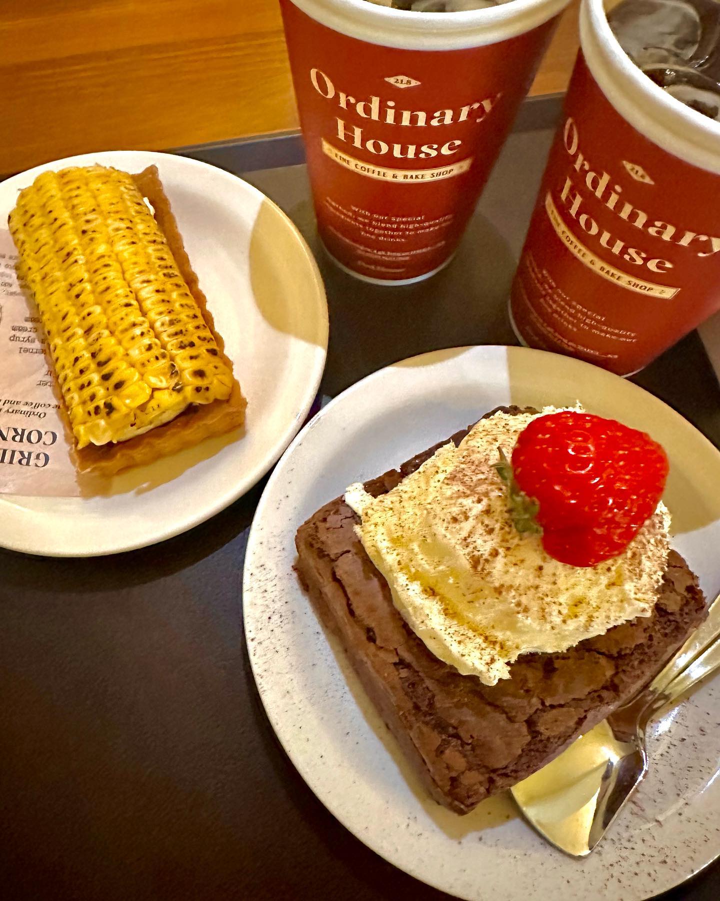 대구 동성로카페 “오디너리하우스” 갔다옴
#동성로카페 #오디너리하우스

😋동성로에 있는 카페 오디너리하우스에 다녀왔습니다!

😋 여기는 소파 자리가 명당인데요. 늘 없어요 자리가 ㅠㅠ

😋카페가 넓어서 자리는 꽤 많은 편인데 좋은 자리는 없어서 시간이 되신다면 평일 오픈시간에 가시면 좋을 것 같아요 ㅎ

😋 저는 평일에 다녀왔는데 한창인 2시쯤 방문하게 되어서 명당자리는 실패!

😋오디너리하우스는 디저트 맛집이라 구경하다보면 다 사고 싶은 욕구 뿜뿜

😋사진에는 없지만 스콘도 맛있어요 ㅎㅎ

🌟오디너리하우스 - 대구 중구 동성로2길 21-8

🕰️영업시간 12:00 - 22:30
🌟라스트오더 22:00