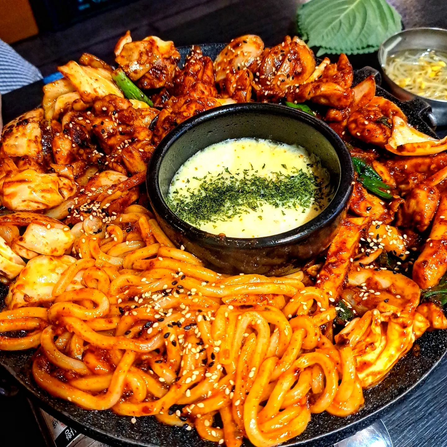 치즈퐁듀 닭갈비 맛집 <조선닭갈비파전>
기존 춘천닭갈비가 아닌 특별한 닭갈비를 맛볼수있는 맛집 소개드려요!

일본에서 요리를 수년간 배우고 돌아와 한국인에 입맛에 맞는 대중적인 닭갈비를 연구하여 춘천식 닭갈비가 아닌 사장이 여러 시행착오 끝에 독자적인 레시피로 만든 닭갈비를 맛볼수있어요

주문즉시 주방에서 모두 완벽하게 조리되어 나와서 옷에 튀거나 냄새가 벨 일 없이 편하게 먹기만 하면되서 좋아요

일본에서 배워온 직접 만든 수제간장을 베이스로 소스를 만들고 닭발과 10가지 이상 야채와 한약재를 넣어서 3시간 동안 끓인 육수를 이용해서 조리해서 더 담백하고 깊은 맛이에요

저희는 조선닭갈비2인 + 치즈퐁듀 + 우동사리 요렇게 주문했는데
큰 팬에 예쁘게 나오고 이 치즈가 진짜 너무 맛있어요

보통 치즈 주문하면 감질나게 모자르게 주는데 여기는 진짜 다 먹는 내내 모자름 없이 듬뿍듬뿍 찍어먹었고 치즈가 가짜치즈가 아닌게 완전 쭉쭉늘어나고 너무 고소하고 맛있었어요

우동사리도 무조건인데 양념이 잘 베어들어서 닭갈비와 싸악 먹어주면 완전 맛있고 든든하고

닭갈비도 순살 닭, 야채, 떡, 고구마가 잔뜩 들어있어서 푸짐하고 맛있어요! 우동사리랑 치즈랑 다같이 먹으면 완전 맛있음!

밑반찬으로 나오는 무생채나 양파 마늘 절임이랑 같이 먹어도 좋고 콩나물 냉국도 잘 어울렸어요

다먹고 볶음밥 마무리도 할 수 있는데 저희는 배터져서 못먹고간게 한이네요ㅠㅠ
여러분은 꼭 볶음밥까지 드셔주세요

위치
서울 동대문구 전농로 64 (답십리동) 1층 조선닭갈비파전
.
.
.
#조선닭갈비파전 #답십리맛집 #장안동닭갈비 #전농동맛집 #닭갈비 #닭갈비맛집 #철판닭갈비 #춘천닭갈비 #치즈닭갈비 #치즈 #치즈맛집 #치즈요리 #저녁메뉴 #저녁메뉴추천 #먹스타그램 #먹스타 #먹팔 #먹팔맞팔 #먹팔해요 #먹스타맞팔 #먹스타소통 #좋아요반사 #좋반 #좋아요테러 #데이트코스 #likeforlikes #맛집추천 #맛집스타그램 #맛스타그램 #맛집