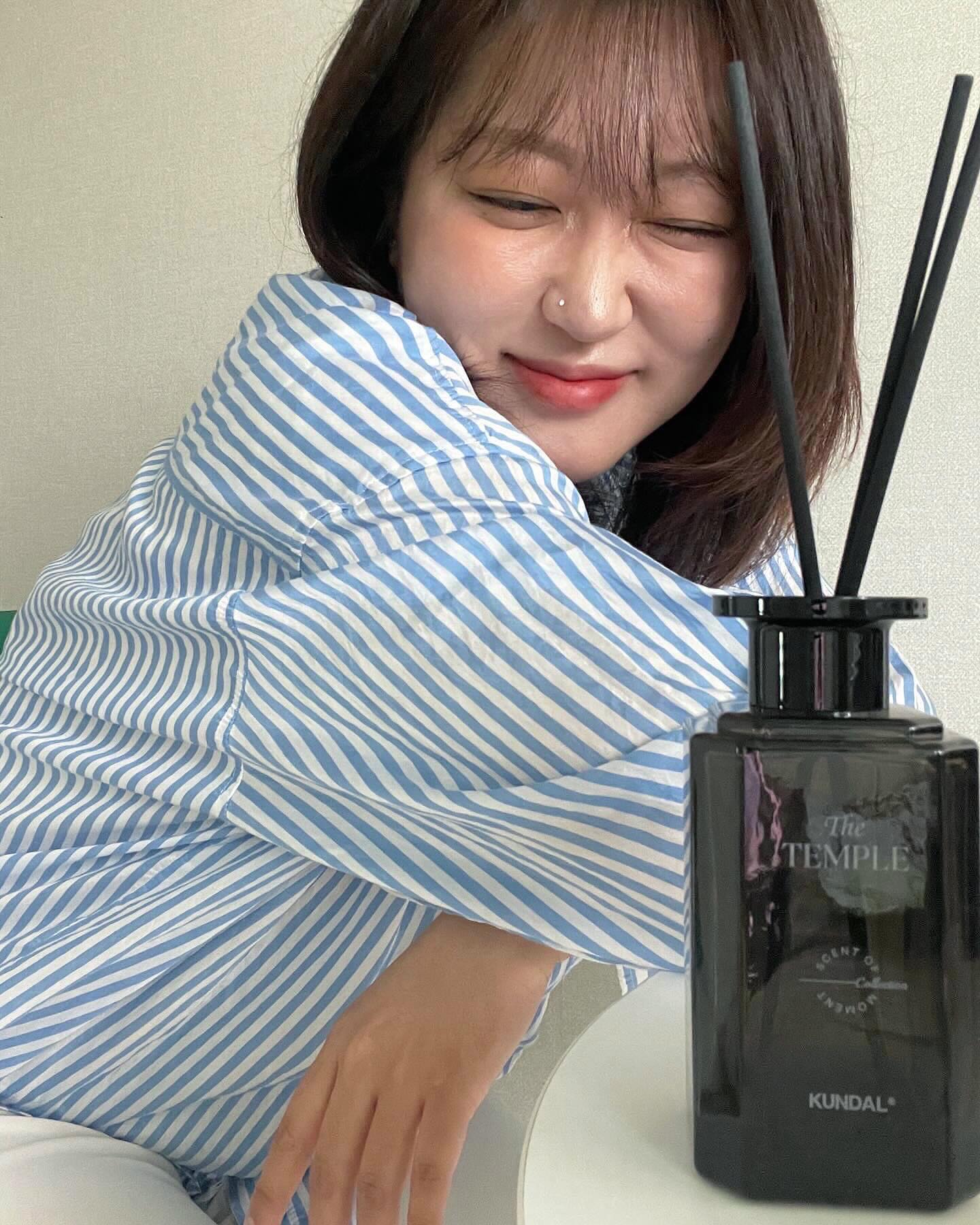 #제품제공 #제품협찬

향기로 전하고 싶은 공간의 이야기,

Scent of moment perfume diffuser
센트 오브 보먼트 퍼퓸 디퓨저

세가지 공간을 품은 특별한 향기의 디퓨저를 지금 만나 보세요

1.the festival(페스티벌)
: 황홀한 석양 아래 펼쳐지는 설렘,
달짝지근한 복숭아&베리의 향에 몽환적인 꽃 내음이 블랜딩 되어 깊은 여운을 주는 향입니다.

2.jazz bar(재즈바)
: 고단했던 하루의 끝 단비 같은 재즈의 선율,
코냑과 시나몬의 달큰하면서도 매력적인 스파이시 함을 주는 오리엔탈 무드의 향기 입니다.

3.temple(템플)
: 차분한 바람 속 고즈넉한 쉼과 위로,
시트러스의 부드러움과 시원한 정원 속 부드러운
꽃과 나무 향이 어우러진 듯한 매력적이고 평온한 향기 입니다.

#협찬 #쿤달디퓨저 #올리브영디퓨저 #디퓨저추천 #센트오브먼트디퓨저 #집들이선물 #연말선물 #가을디퓨저