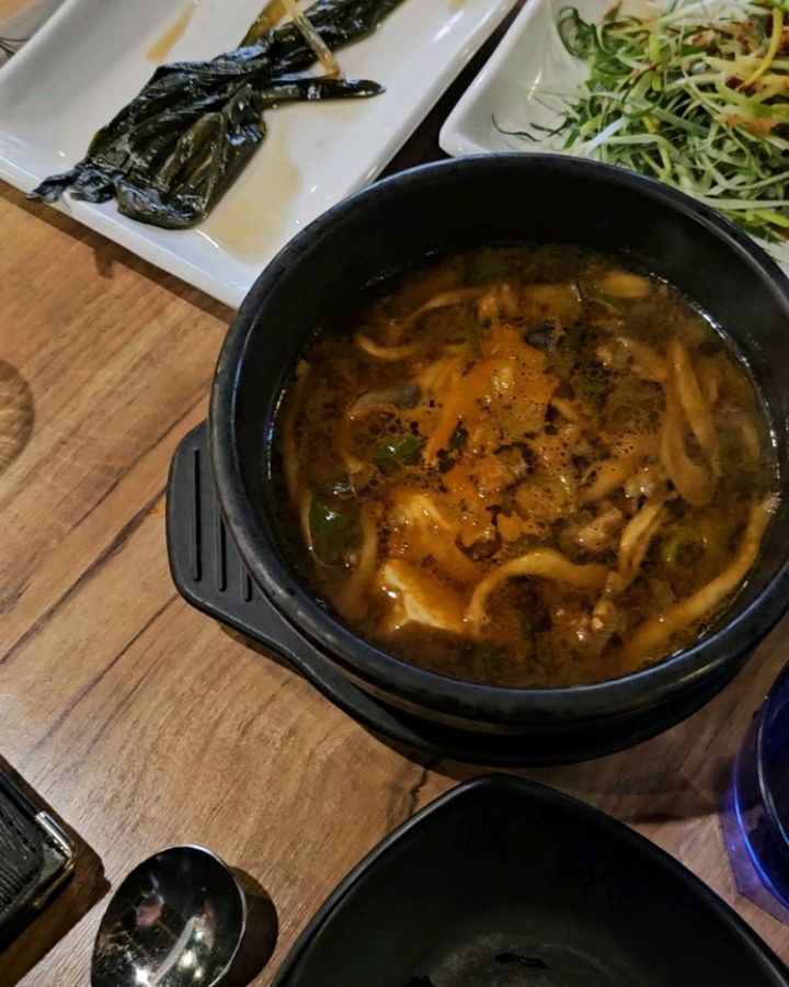오늘의 귀한 식사 #화포식당주안점 #주안맛집

2틀 연속 낮부터 회식+고기 = HAPPY 🥰
날이 춥고 저녁 스케쥴때문에 멀리 가지 못하고
사무실 근처로 다녀왔어요~~ 진짜 역대급 추위🥶

화포식당 런치세트 이용해서 삼겹살, 목살, 된장찌개, 김치찌개
야무지게 쌈싸먹고 해치우고 왔습니다~~😎
명이나물 추가 비용 있다하시길래 그럼 괜찮아요~ 했는데
서비스 주셨지 뭐에요.. 사장님..!!! 자주 올게요!!!💘

🔵 인천 미추홀구 주안로104번길 21 1층 화포식당
🔵 주차 X
🔵 24시간 영업, 연중무휴
🔵 032-438-2020

#인천주안맛집 #인천24시식당 #인천식당 #주안밥집 #주안고기추천 #화포식당 #주안화포식당 #화포식당주안 #인천주안밥집 #주안맛집추천 #인천맛집추천
