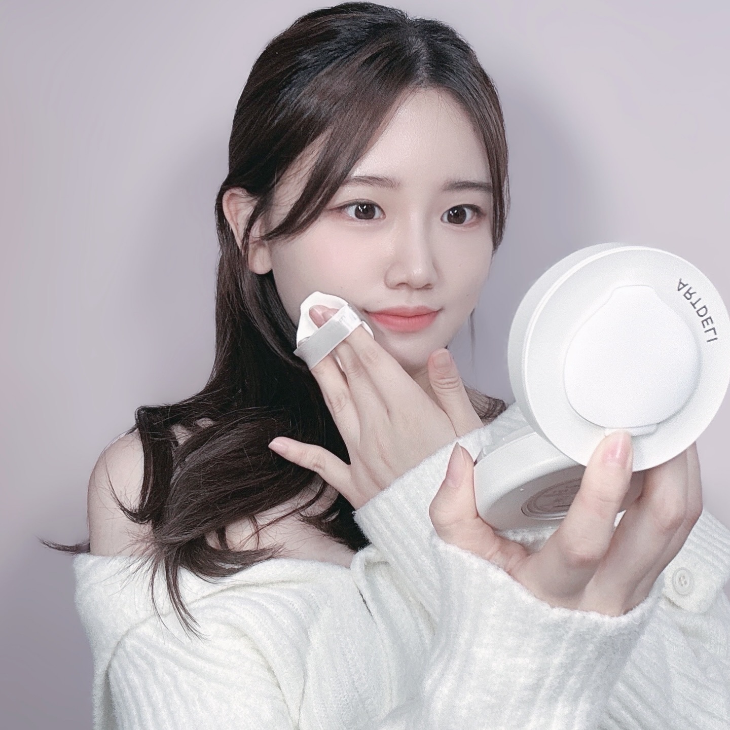 artdeli__official peoplenstore
아트델리 세라믹 글로우 커버 쿠션

아트델리 ’600억 쿠션‘의 명가

소개드릴 제품은 정성스레 빚은 도자기처럼
색채와 온기를 담아 만든 단 하나의 쿠션이에요

더 가볍고 매끈한 피부표현이 가능한 #도자기광쿠션
아트델리 세라믹 글로우 커버 쿠션!

부드러운 발림성과 촘촘한 밀착력으로
티없이 매끈하고 화사한 도자기 피부로 표현해주는게
아주 큰 장점이에요!

도자기처럼 잡티 없이 깨끗한 커버와 매끈하게 표현할 수 있는 쿠션이에요, 
커버는 물론이고 하루종일 유지되는 24시간 유지되는 보습력에
밀착력까지 더해져있답니다

커버력이 좋으니 매트하고 두꺼운거 아니냐구요?
전혀요!🙌🏻

오일 함량 0% ! 스킨 보호 에센스 94%에 
프랑스 콜라겐이 함유되어 피부 커버와 자외선차단 뿐만 아니라 
피부 속까지도 촉촉하게 케어해주는 제품이에요!

피부에 촉촉하게 밀착되고 
겉에는 약간 수분이 날라가고 윤기만 남은것처럼 마무리되요! 
글로우 쿠션임에도 유분감은 전혀 느껴지지 않아서 더 맘에 들더라구요😊

건성인 제게 뜨지않고 밀착력있는 세미매트함과 완벽한 커버력이 있는
아트델리 세라믹 글로우 커버 쿠션은 진짜 사랑인 제품이에요💕

쿠션 패키지부터 퍼프, 내용물이 담긴 부분까지 
백자 디자인을 적용해서 정말 도자기 컨셉 그 자체!

250개의 균일한 미세 홀을 머금고 있는 도자기결광 퍼프가
깔꼼하고 매끈한 피부 표현을 할 수 있게 도와줘서
결점없는 피부를 만들 수 있어요!

#artdeli #아트델리 #도자기광쿠션 #결점커버 #윤광커버
#세라믹글로우커버쿠션 #피플앤스토어 #상위0.01%쿠션 #피부톤보정 
#쿠션 #motd #메이크업 #뷰티 #beauty #kbeauty