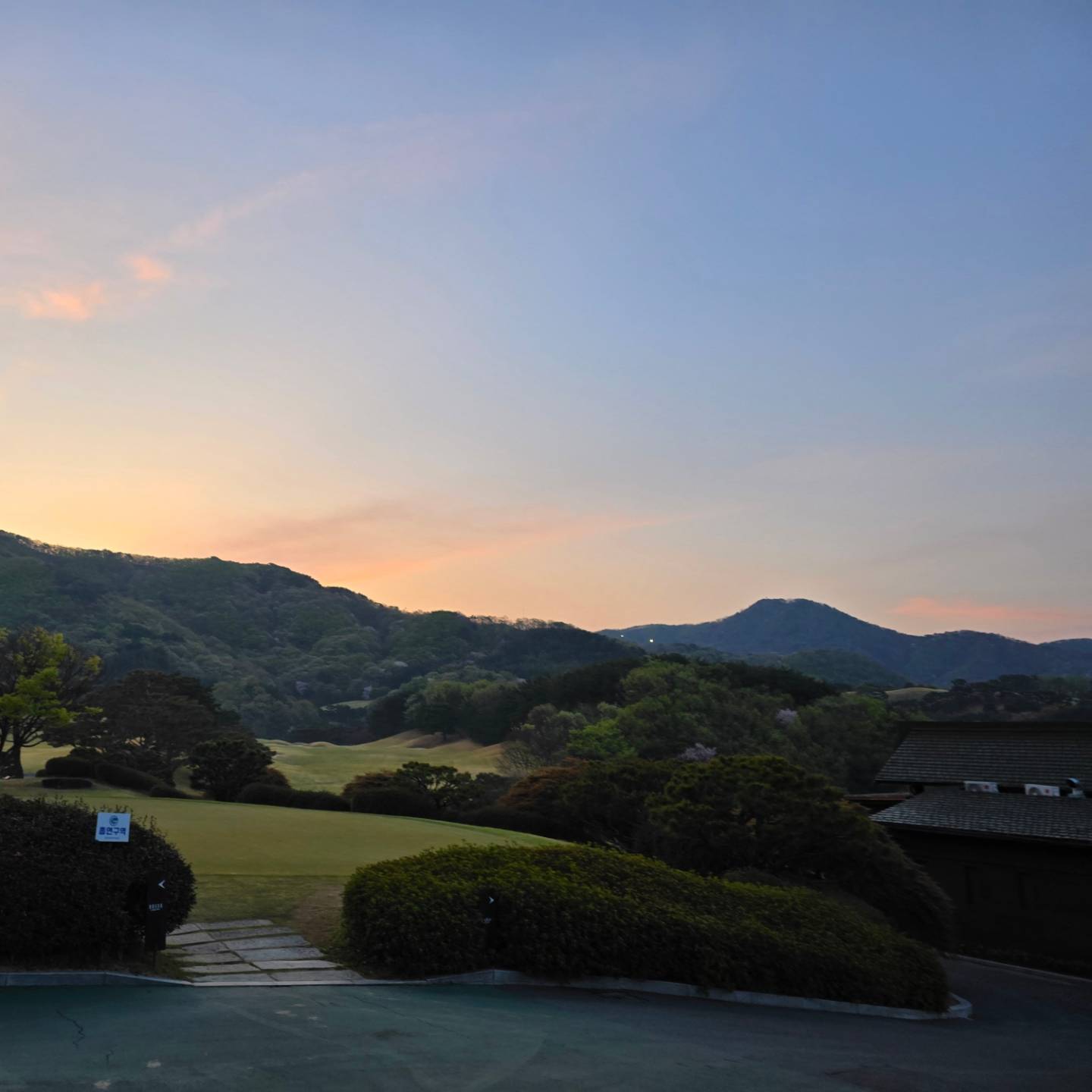 .
.
.

경상권 골프장 2탄은 동부산cc
라운딩하며 맥주 배달도 받을 수 있다는 썰이 있었지만 확인은 안하는 걸로 ㅎㅎㅎ

한국형 산악스타일과 조경이 넘 예뻐서 맘에 들었던 골프장

#골프여행 
#경상도골프장 
#동부산cc
