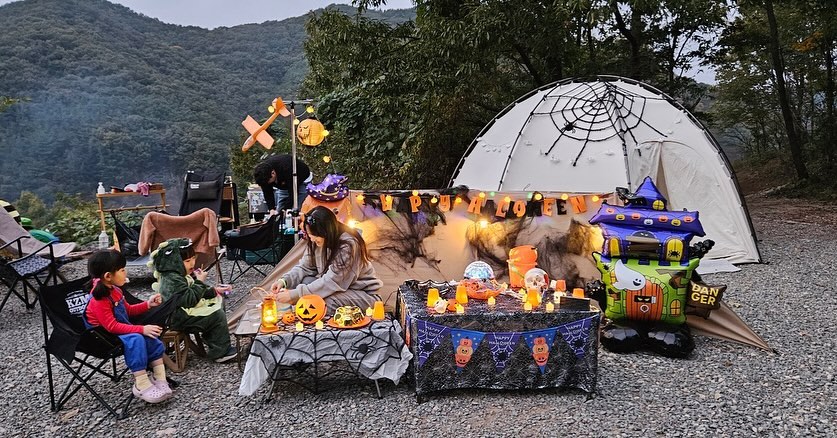 올해도 해피 할로윈🎃
부지런쟁이 친구신랑과 금손친구덕에 넘 편하고 즐겁게 다녀온 캠핑😘

내년엔 유령카레에서 벗어나보자😜

#할로윈 #해피할로윈 #할로윈캠핑 #창원휴양림오토캠핑장 #유령카레 #할로윈음식 #미라소세지 #마리오 #루이지 #아이공룡 #피카츄