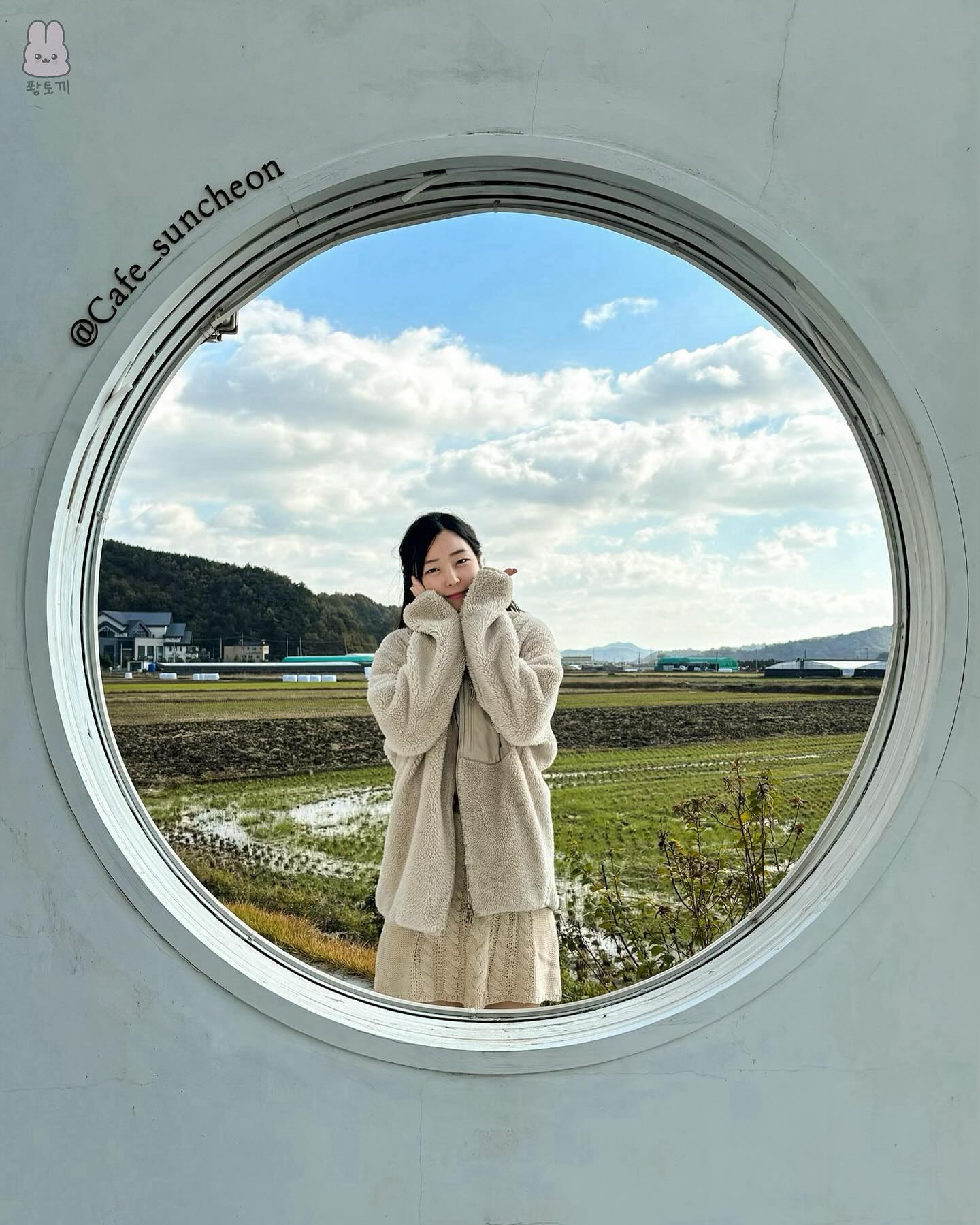 순천의 예쁜 논밭뷰를 볼수있는 카페 
순천의계절에 다녀왔어요💚🌾
논밭뷰를 향해 꽃이 심겨있는 미니 정원도 있어 
푸릇푸릇한 카페였어요💚🌾
시그니처음료인 코코넛젤리가들어가있는 순천만에이드와 
생초콜릿이 들어가있는 카카오윈터 완전 맛있었어용😋
순천만정원과도 가까워 순천놀러가시면 
순천의계절 가보시길 추천합니다💚🌾

📌전남 순천시 순천만길 28 1층
⏰일,월 12:00 ~ 18:00
* 월요일은 디저트 없는 날
화~토 11:00 ~ 21:00
✔️주차장있음, 예스키즈존