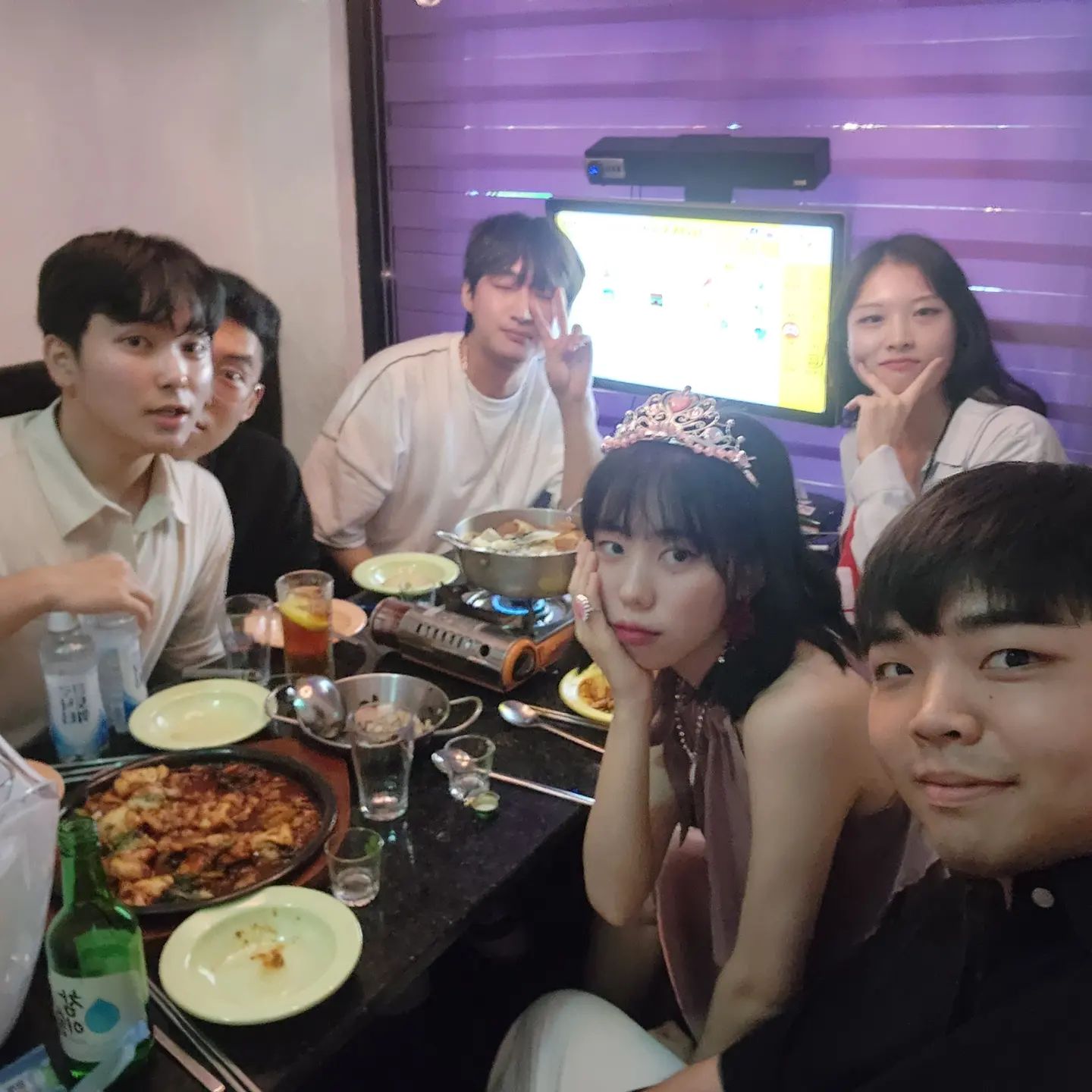 10년지기 친구들 덕분에 최고의 생일을 보냈다. 언니의 깜짝 방문에도 감동이고 서프라이즈 선물이랑 케이크도 너무 고맙🥹 과누의 공주 세트 넘 커엽다^_^. 다 같이 서프라이즈로 축하해주니 극 T인 내가 눈물 고일뻔~.ㅎ 항상 나랑 놀아줘서 고맙구 다들 나 보러 와준 거니 의리주 내가 거의 다 마신 거 ㅅㄱ. 
앞으로도 우정 변치 말고 평생 잘 지내자구💕

#생일  #생일파티
