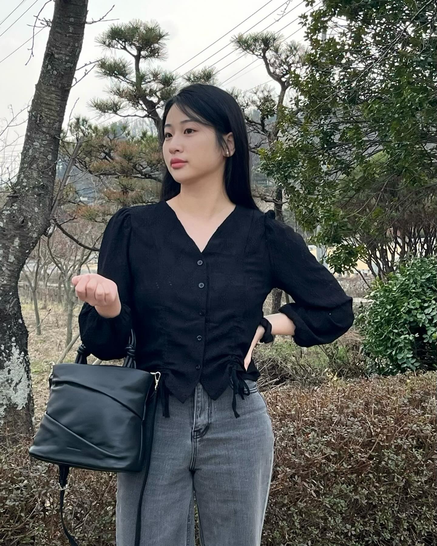 #광고
봄 바람 불어올 때 쯤 입기 좋은 블라우스 ㅎㅎ
신축성도 살짝 있어서 편하기까지 하더라구용🖤

착용한 제품은 커먼유니크의  바델 셔링 스트랩 펀칭 블라우스랍니다!

#커먼유니크 #commonunique #셀럽서포터즈
#패션스타그램 #스트릿패션 #패션 #데일리룩 #데일리룩코디 #쇼핑몰추천 #Kfashion #Koreafashion

 commonunique_official commonunique_store