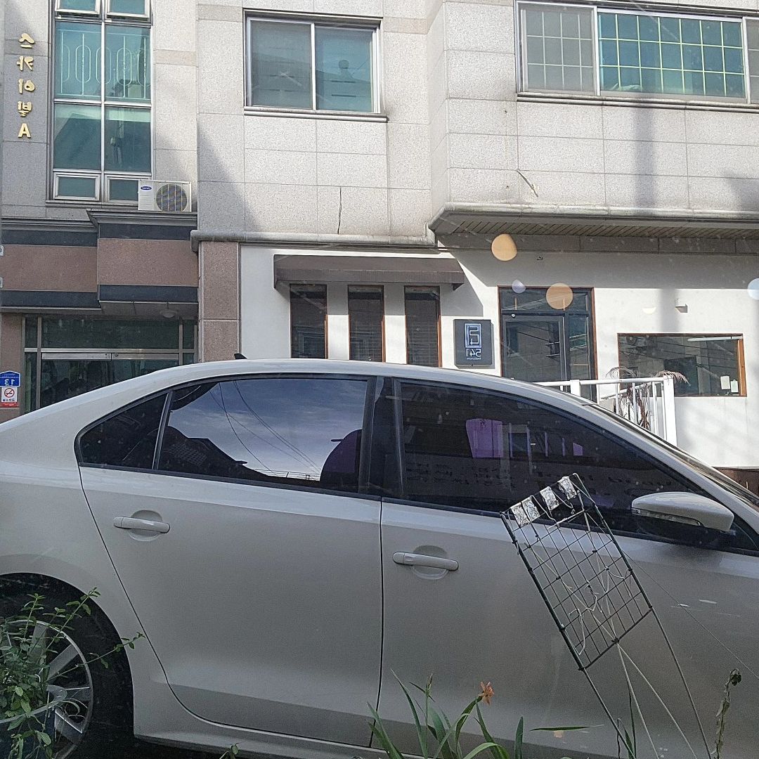 좀 .... 정신이 없는듯한 사람이 살아 ..
자기건물 앞에는 주차를 안하고 
자기건물에 주차장도 있는데 거기도 안하고
내가게는 그사람 건물이 아니야 ;;;;
꼭 내가 안볼때 가게앞에 주차를하고 토껴 
전에 차 시동을 끄고 내리길래 
나가서 "주차하신건 아니죠 ?" 했더니 
"하면 안되요 ?" 이러더라 .. 어처구니가 없어서
"영업중이잖아요 .. ;;" 그랬더니 띠껍단 표정하더니 앞쪽으로 빼더라 ? 앞에 자리가 있음에도 내 가게앞에 주차를 하려한거지 .. 근데 그다음부터 나랑 눈이 마주치지않으면 얼른주차하고 지네건물로 올라가버려 ㅇㅅ ㅇ ;;
지네건물 쓰레기도 우리건물쪽으로 버리고 
지네세입자들 한테도 이건물쪽에 버리라고했대 ㅎ
세입자중 내 가게손님이 있음 ..ㅎㄷㄷ
살면서 여러사람 많이 겪지만 .. 
점점 살아온 기간이 인성이나 예의, 개념 ..
그런것들의 성장과는 전혀 별개의 일이구나 .... 하고
사람이 싫어질때가 많아지는 것 같아 .. 
#배려 #매너 #개념 #인성 #어른 #예의 #나이랑별개