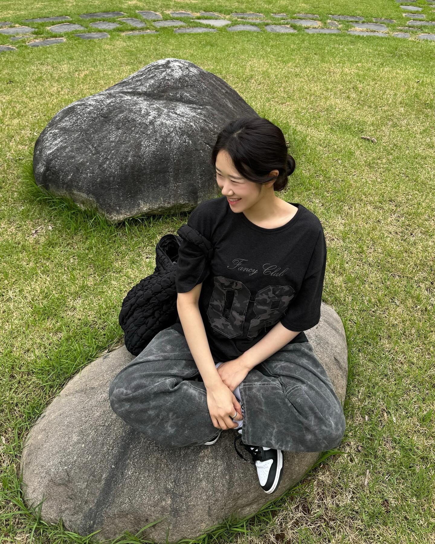 nastyfancy_official 

🖤 WAPPEN 08 TEE_(CHARCOAL)

네스티팬시클럽 여름 신상 발매 OPEN🍀
휘뚜루마뚜루 포인트로 입을 수 있는
와펜 08 반팔티 :)
오버핏으로 편하고 내추럴한 핏 완성🔥

#NASTYFANCYCLUB #네스티팬시클럽