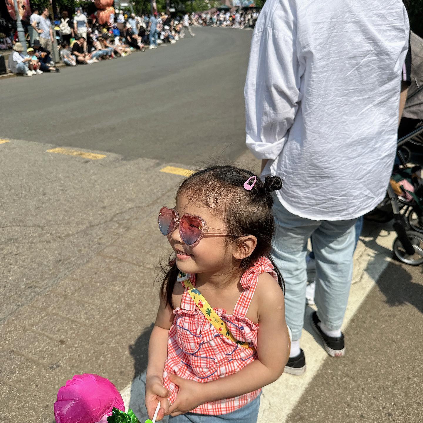 𝟮𝟯. 𝟬𝟲. 𝟬𝟱
딸랑구 최애, 에버랜드 퍼레이드🩷
춤도 춰야하고 안녕도 해줘야하고
궁금한 것도 나한테 물어봐야하고
퍼레이드 보면서 제일 바빴던 친구//
다누도 언니 덕분에 퍼레이드 봐찌🤘🏻
⠀⠀⠀⠀⠀⠀⠀⠀⠀⠀ 
⠀⠀⠀⠀⠀⠀⠀⠀⠀⠀ 
#에버랜드 #에버랜드퍼레이드 #parade
