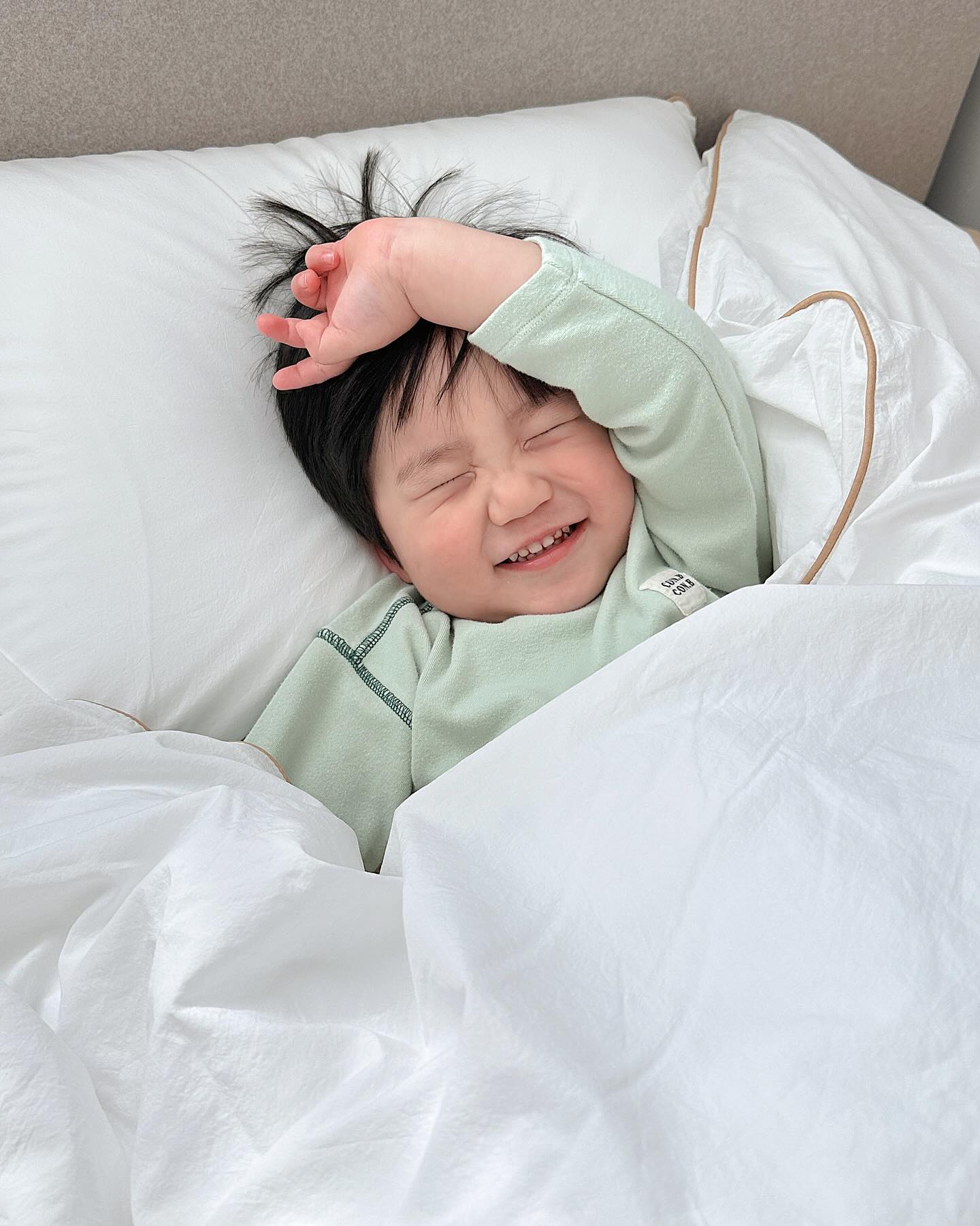 제품제공➰
 
부드러운 100수 원단 덕에 꿀잠 솔솔〰️
엄마가 만져봐도, 아이가 만져봐도 부드러운 소재 덕에
아침에 일어나도 이불 밖에 나오기 싫더라구요🤍
 
배색을 하나만 했다면 심심했을 수도 있는데
테두리에 포인트 배색을 줘서 더더욱 고급스럽고 예쁜 엄마노리𓂃
 
더불어 퀄리티 높은 탄탄한 조직감으로 만드셨다고 하셨는데, 
하율이가 베딩 위에서 뛰고, 넘어져도 먼지 하나 안 나오더라구요!
이불 잘못 사면 먼지 때문에 고생인데, 엄마노리 최고🫶🏻
 
그리고 엄마노리는 기획부터 배송까지 본사가 총괄하여 빠르게 피드백이 가능하다는 점도 좋더라구요-! 전 제품, 국내 공장에서 만든 국내제작이니, 믿고 사용할 수 있겠죠?
 
우리 아이의 첫 베딩, 그리고 첫 가구를 어디서 해야할 지 고민이시라면 하율이네는 엄마노리 추천드려요 ◡̈ 
 
 
🏷️ eummanori