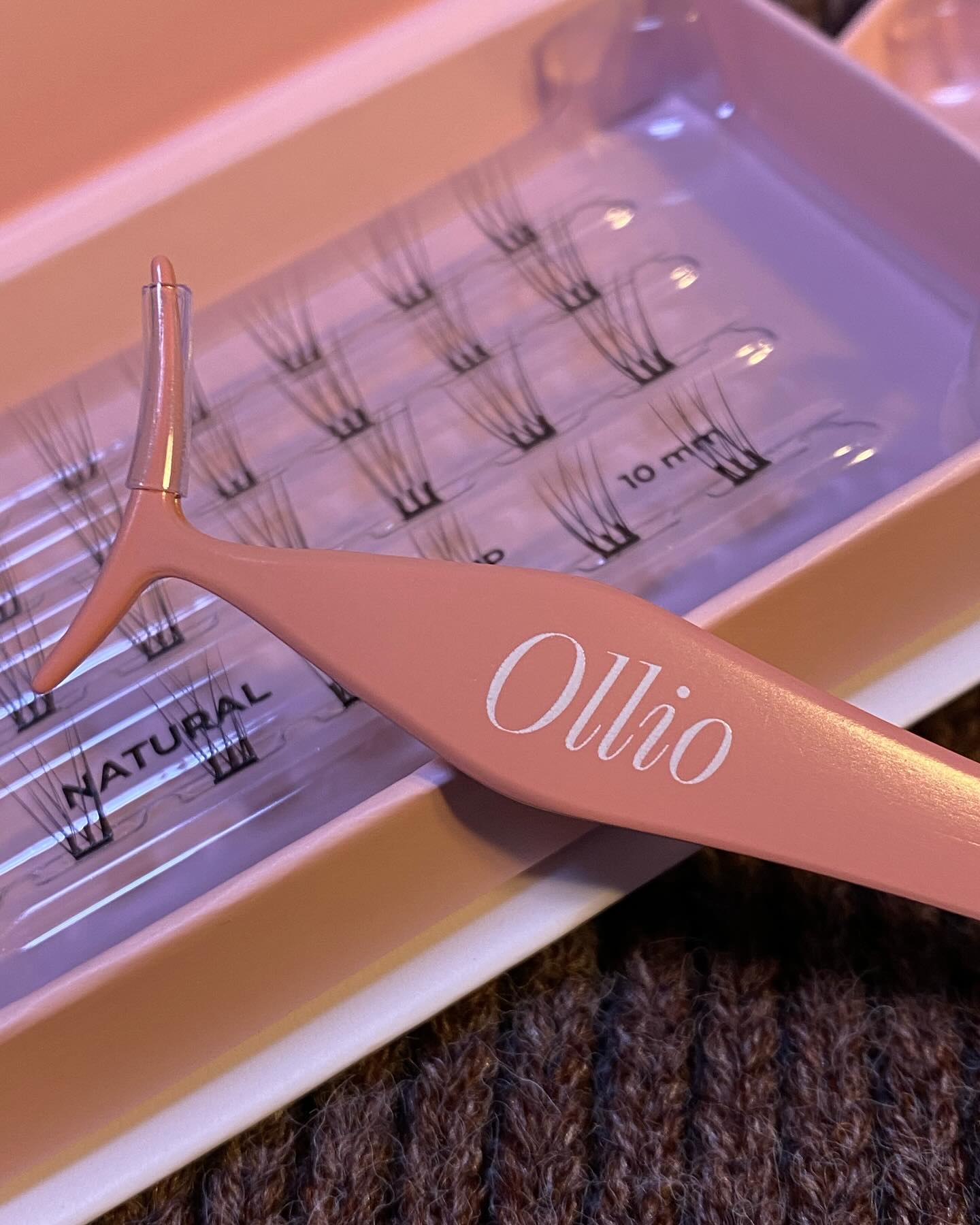 #협찬 ollio.official
아이돌 속눈썹이 유행하고 있는데요,
똥손도 금손 만들어주는 쉽게 붙에는 속눈썹? 여기있습니다!!
확실히 쉽게 붙고 쉽게 올라갑니다😍😍
속눈썹 풀을 바르지 않아도 훨씬 쓉게 붓는 속눈썹🤍🤍
지속력을 높이고싶다면 당연히 유분기는 없애줘야하겠죠?
#ollio #올리오 #올리오속눈썹 #노글루속눈썹 #노글루올리오 #올리오싱글키트 #속눈썹추천 #코덕 #뷰스타그램 #아이돌속눈썹 #가닥속눈썹 #아이메이크업