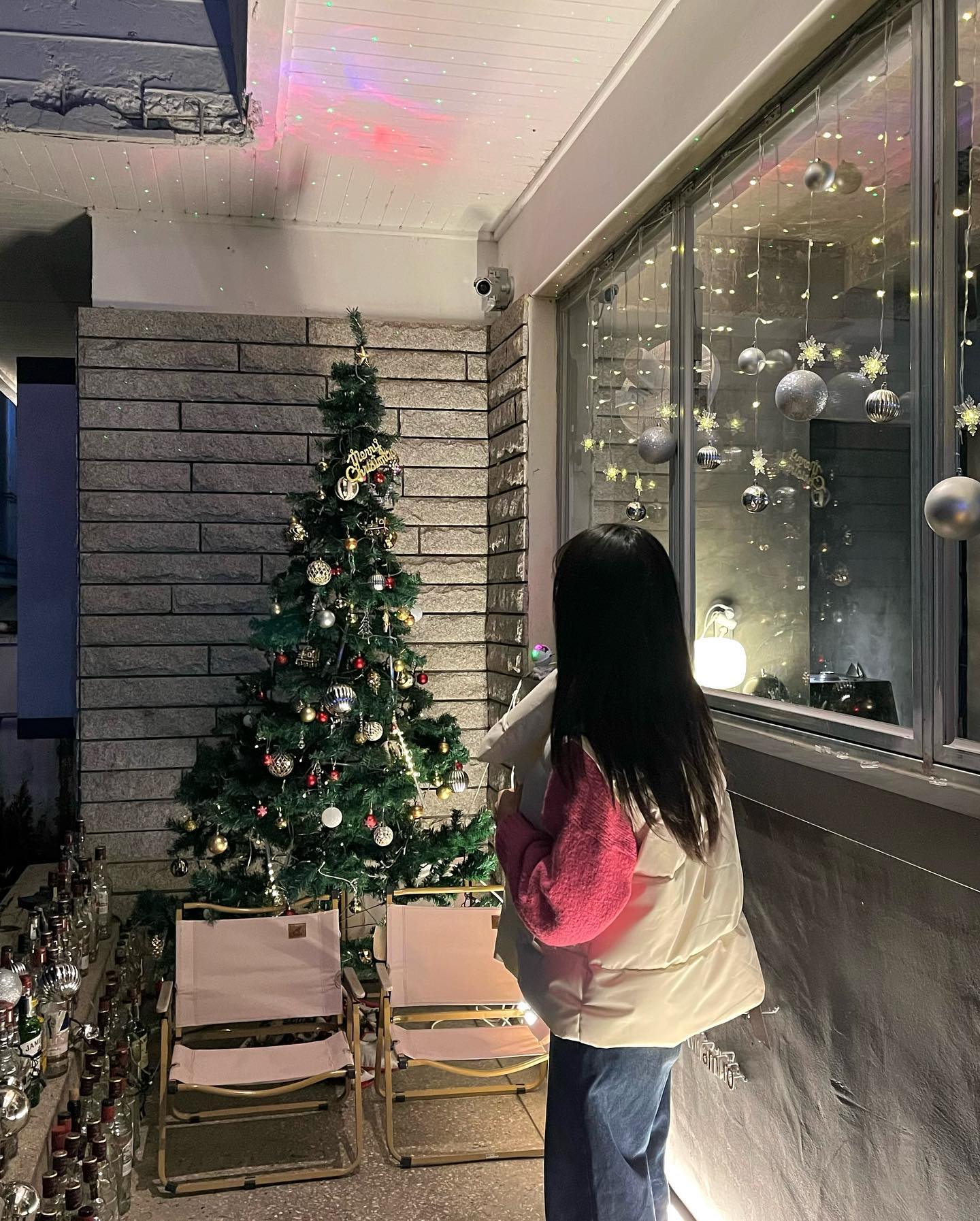 #협찬 
찾았다 감성 충전 가능한 안주 맛집 
🥂안다미로🥂

경주에는 예쁘고 맛있는 술집이 많은데요 ~ 이곳은 경주 술집 1티어 안다미로 입니다 !

황리단길 주변에 위치해 있어서 접근성 10000%에 안주가 다양해요! 
안주가 다 맛있다는 후기가 많아서 방문 전 고심 끝에 메뉴를 정하고 방문했어요✨

제가 선택한 메뉴는 편백차돌버섯찜 + 닭껍질교자 +안다미로 하이볼 2 인데요🫶🏻

메인메뉴와 사이드 메뉴가 진짜 웬만한 음식점보다 훨 맛있어서 술 마시러 갔다가 식사하고 나왔어요 🥹💖

모던하고 깔끔한 인테리어와 분위기에서 마시는 안다미로 하이볼은 또 얼마나 맛있게요 ~? 🤭
가장 아쉬웠던 점은 안다미로가 집 앞에 없다는 점 •• 🥲

📌위치: 경북 경주시 원효로52번길 10 1층, 2층 안다미로
📌영업시간: 17:00-03:00

✔️ 사장님 잘생기셨숨니다🙆🏻‍♀️
.
.
#안다미로 #경주맛집 #경주황리단길술집 #황리단길술집 #경주황리단길맛집 #황리단길맛집 #경주터미널맛집 #경주터미널술집 #경주핫플 #경주술집