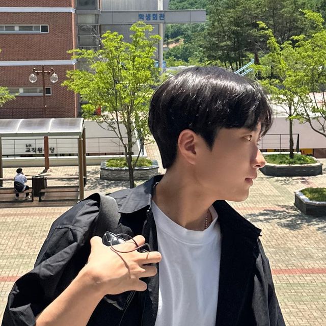 애프리콧 APRYCOT on Instagram: "#광고 @standarderror_official 여름에 입기 너무 좋은 셔츠🌞 오버핏 실루엣으로 시티보이 룩 좋아하시는 분들에게 너무 취저.,,🙈"