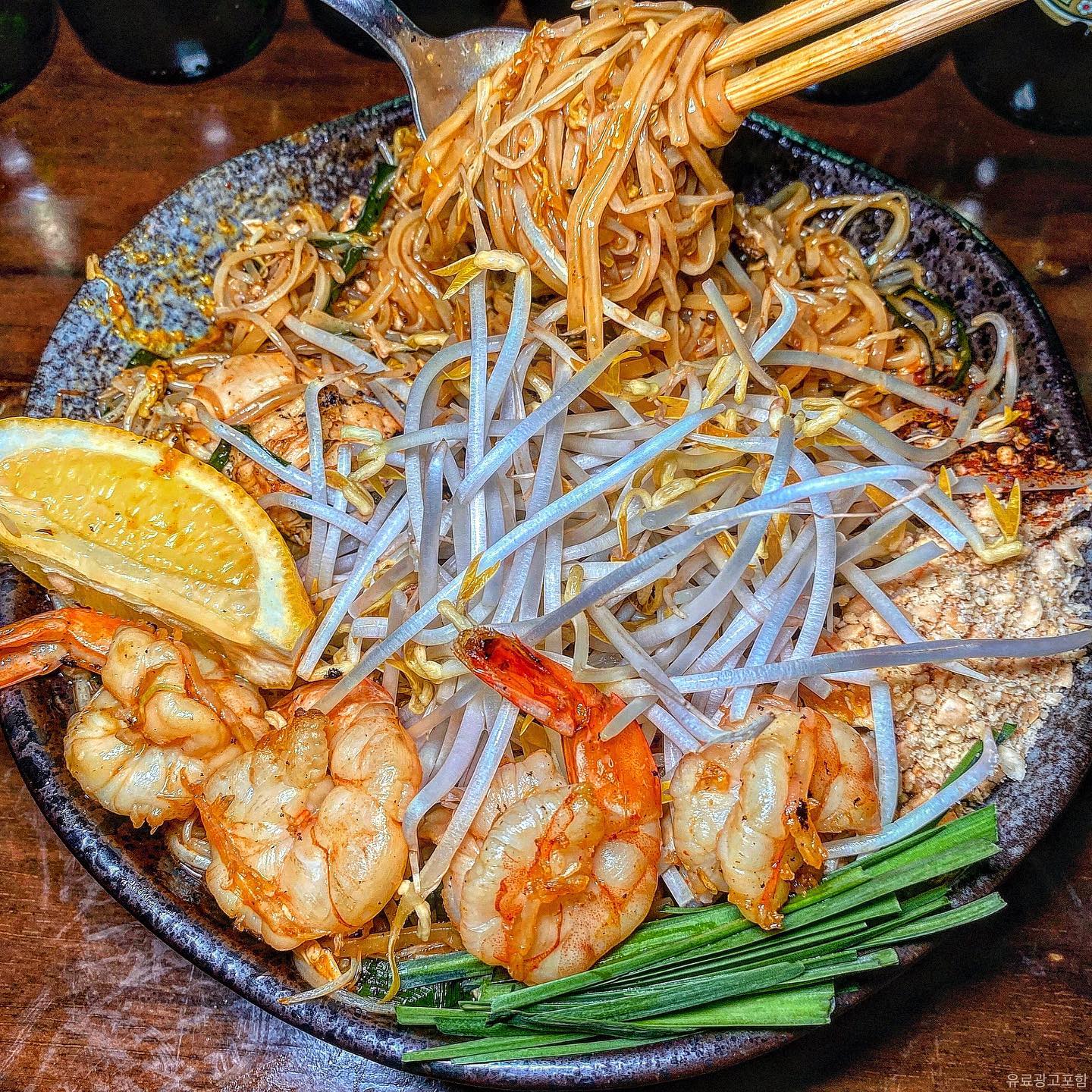 #카오쏭 #먹깽_존맛 
”대구에서 가장 가까운 태국. 태국 현지 보다 더 맛있음;;“
⠀
태국보다 더 태국같은 곳을 찾았어요🫶🏻 태국보다 더 태국음식 잘하는 곳이에요💓 쌀국수 맛집은 많아도 푸팟퐁커리, 팟타이, 똠얌꿍까지 잘하는 곳은 진짜 찾기 힘든데 여기 다 잘해요;;
⠀
똠얌꿍 왜 먹는건지 몰랐는데 카오쏭에서 깨달았어요신맛, 단맛, 매운맛을 한번에 느낄수 있는데 오묘함이 너무 매력적이더라구요🥹 똠얌꿍 실패하셨던 분들 카오쏭에서 드셔보세요
⠀
팟타이도 땅콩의 꼬수움 그대로 살려내 쫀맛✨ 통통한 새우도 가득해요 뿌님팟퐁커리는 꼭꼭 드세요 달달한 커리와 게살의 조합은 럽🫶🏻
⠀
분위기도 태국스럽게 잘 꾸며놓고 메뉴 하나하나 존맛이라 재방문의사 뿜뿜💓 체인점도 내주세요🥹
⠀
✅ 대구 중구 동덕로26길 102-18 1층(삼덕동3가)
✅ 0507-1350-1512
✅ 매주 월요일 정기 휴무

#대구맛집 #동성로맛집 #대구맛집추천 #경대병원맛집 #팟타이맛집 #태국음식맛집 #태국음식 #쌀국수맛집 #똠얌꿍맛집 #대구데이트 #대구핫플 #좋아요반사 #먹팔 #먹깽_대구
