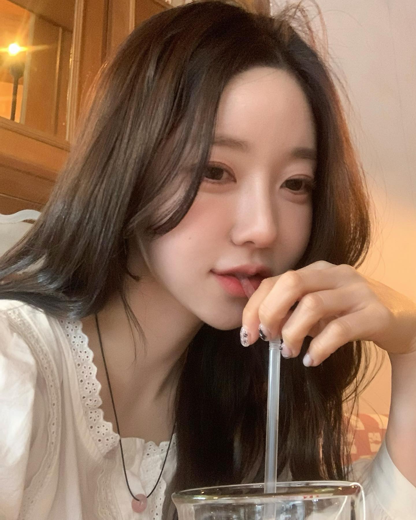 만나는 사람마다 앞머리 왜 잘랐냐구 .. 앞머리 가발이잖아 빨리 떼라고 하지만 나는 듣지 않아. 하면서 끄적끄적 꺼내보는 앞머리 자르기 전의 나 .. 괜찮아 후회할 거 알지만 그 하루 기분전환하려고 앞머리 자르는 나니까 😌 그리고 마페보 컵케이크는 귀엽고 맛있었고 평일에도 사람이 많았다 ✏️✏️