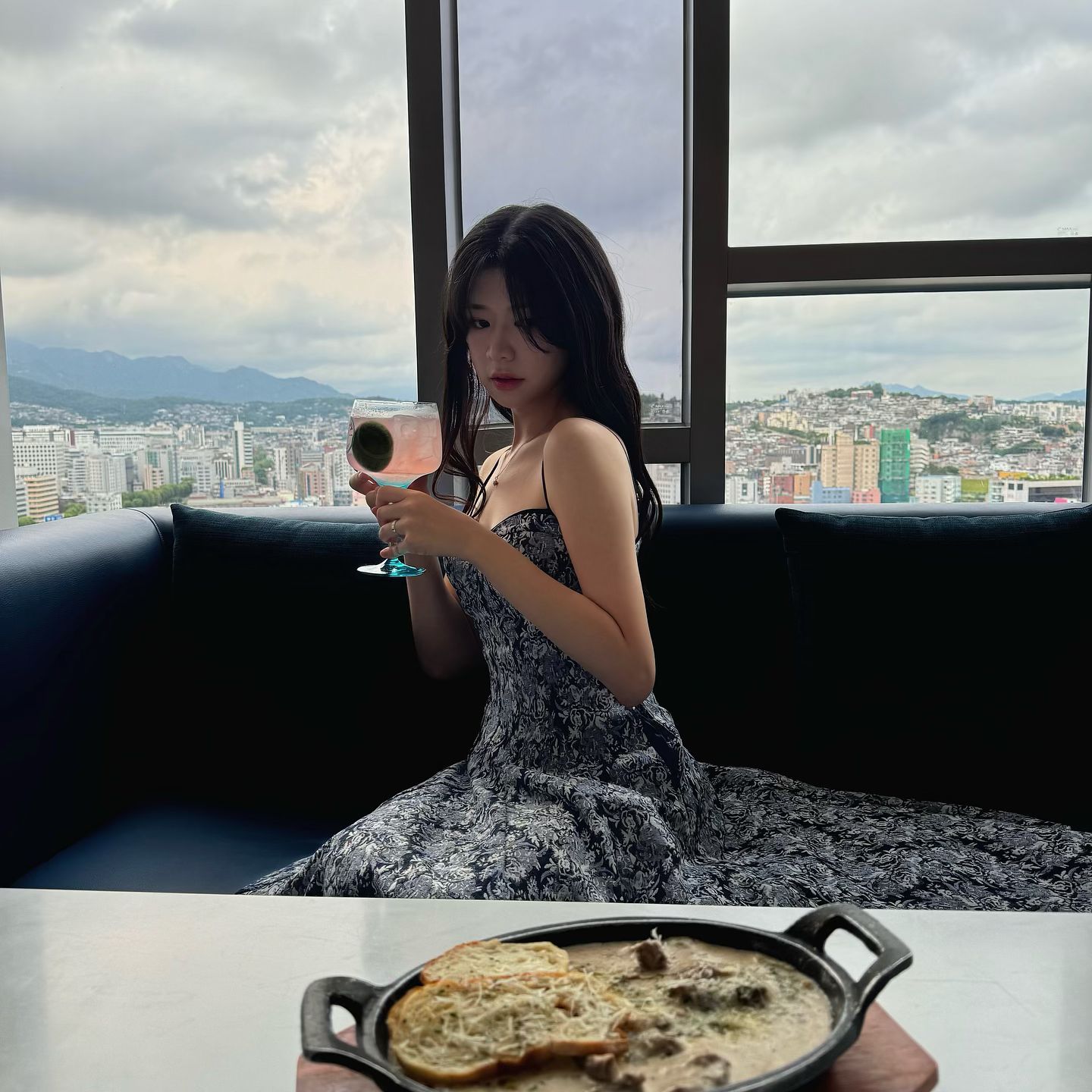 #광고
고메바에서 야경 보면서 하이볼 마시고 왔어요!! 🌃🍸 고층에서 북한산 뷰라니, 완전 말 다했죠? 뷰가 너무 예뻐서 그런가, 술 잘 못 마시는데도 완전 기분 좋게 마시고 왔어요. 말파 진토닉으로 만든 하이볼 3종을 무제한으로 즐길 수 있답니다! 상큼한 레몬, 자몽, 오렌지로 구성되어 있어요 🍋🍊

생일파티나 기념일에 오기에도 너무 좋을 것 같아요 🎉💖

요즘 날씨도 좋고, 친구들이랑 분위기 좋은 곳에서 특별한 시간을 보내고 싶다면 강추! 고메바는 정말 특별한 추억을 만들 수 있는 곳이에요. 예약 필수!

본 포스팅은 wa_iri 를 통해 서비스를 지원받아 솔직하게 작성되었습니다.

#노보텔앰배서더 #호캉스 #서울호텔 #서울호텔바 #노보텔앰배서더고메바 #고메바 #동대문 #하이볼 #malfy #와이리 #wairi