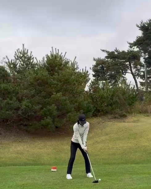 #골린이성장일기⛳️ 
오랜만에 신나는 라운딩

처음 가본 #킹즈락cc 평평한 페어웨이가 없고
처음보는 3단 그린까지 2단그린은 기본 오르막이 너무 많아
체력 소모가 크고 18홀 내내 어려운 코스로 스코어는 박살났지만
다양한 샷을 연습 할 수 있었던 재미난 골프장이였다.

필드 다녀오면 매번 아쉬움이 가득한지…

얼마나 연습해야 팔로우스루 쭉쭉 펴지는 걸까요???
무게중심 이동이 어떤 느낌 인거지 도대체?!?!?

필드만 나가면 엎어치기 공만 보면 달려들기 장인 되기😂

#골프는어려워 #골프스윙 #골린이🏌🏼‍♀️ #여자골프웨어 #장타가꿈 
#정타나맞추자 #골프스타그램 #부부일상 #부부취미생활⛳️ #엎어치는스윙교정 #레슨이필요해 #치킨윙교정 #레슨이시급하다 #골프사랑 #중독성갑