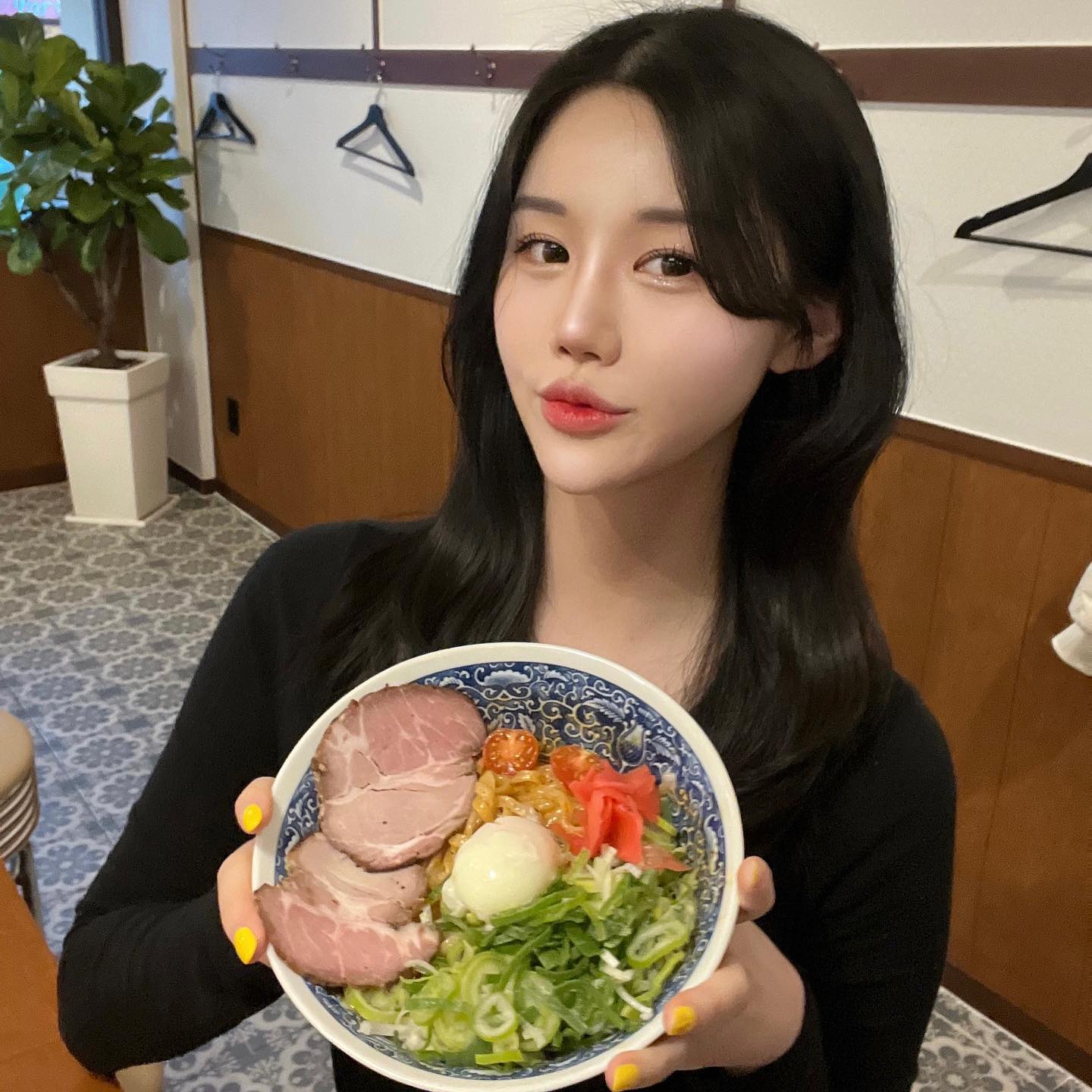 라멘 땡길 때마다 가는 #후타츠 🍜
일본 감성 낭낭한 용리단길 맛집인데 혼밥하기도 좋은 곳🙂
깔끔한 라멘 국물에 소바도 존맛탱 ໒꒰ྀི⸝⸝´ ˘ `⸝⸝꒱ྀིა 
-
📍서울 용산구 한강대로52길 25 (한강로2가) 1층 후타츠
-

#02년생 #01년생 #훈녀 #셀카

#선팔 #맞팔 #선팔하면맞팔 #22살 #21살 #23살 #20살 #좋반 #팔로우미 #좋아요반사 #소통 #인친 #셀스타그램  #03년생 #04년생 #lfl #lb #likeforlikes