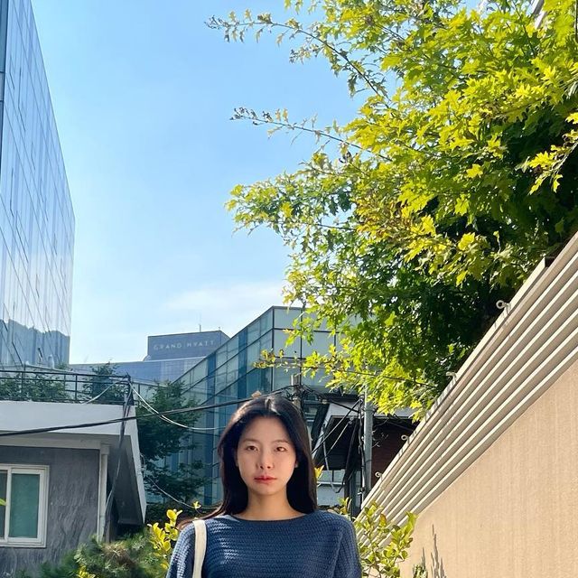 나영 on Instagram: "#광고 아이러니포르노 나일론 팬츠🍂 햇빛과 비가 섞인 요즘날씨에 좋은 ’아이러니포르노 나일론 팬츠‘ @1rony9orno_official •⭐️ L 나일론 100% L 베이직한 디자인에 여유로