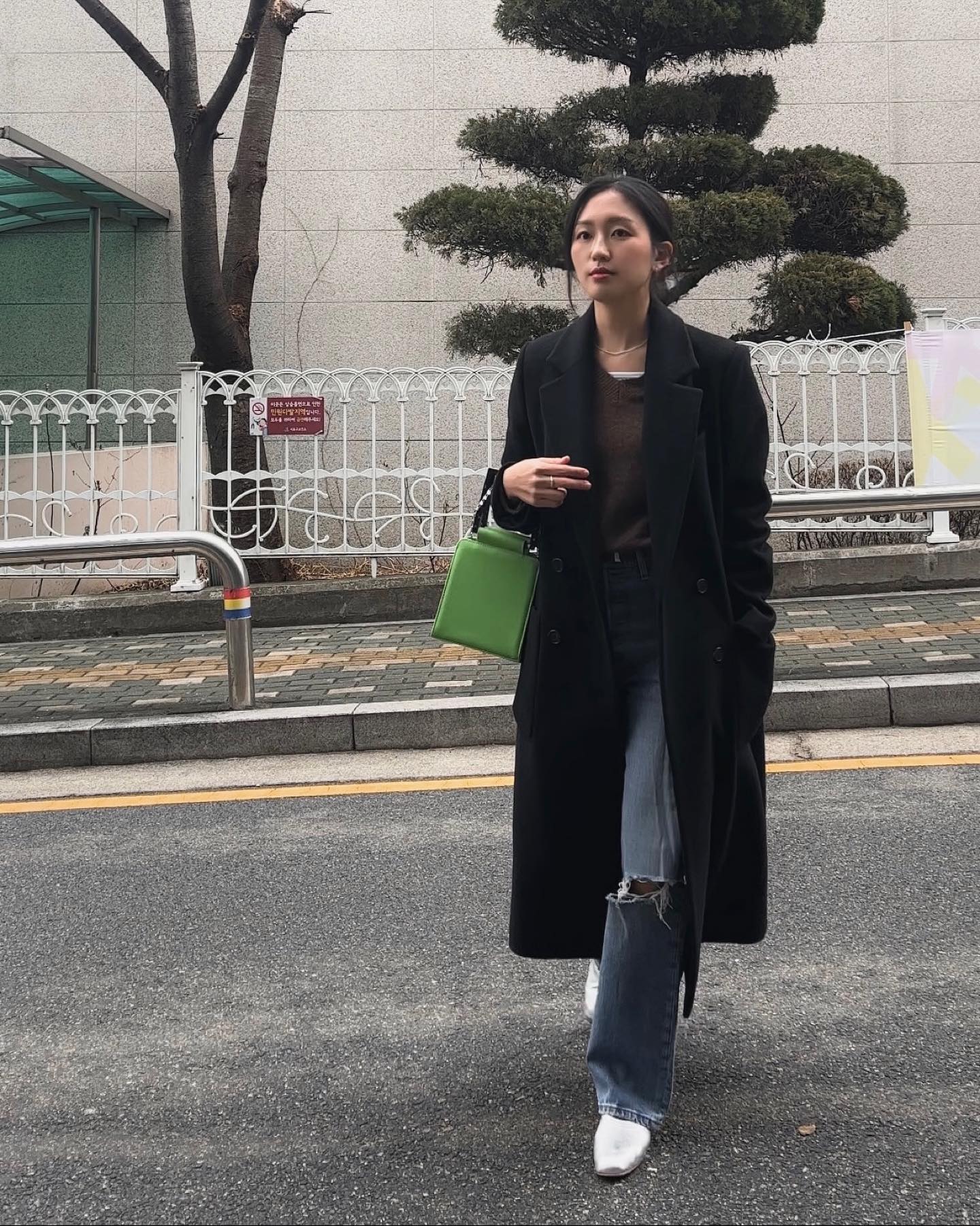요즘 내 삶의 낙 : 출근룩 촬영하기☺️

평소에 절대 안 맬것 같은 가방을 들어봤는데
무채색 옷이랑 매치하니 꽤나 귀엽네?

#reket #reketer #리켓터 #리켓터스타일 #mashu #essen