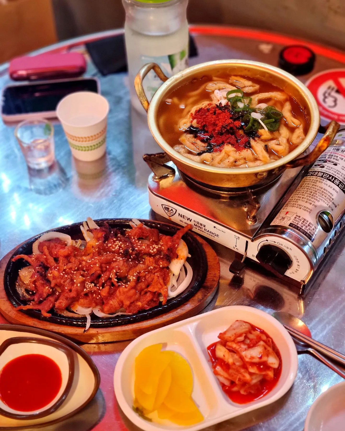 #빽구네포차
.
.
추워서 오돌오돌 떨엇더니 사장님이
센스있게 우동 끓이면서 먹으라고
냄비에 담아서 버너랑 주셨다!🥹
.
채썬 양파위에 올려진 무뼈닭발
여기 소금구이 꼼장어도 진짜 마싯따
.
.
#내돈내산
#가능동1번출구
#가능역맛집
#가능역포차
#의정부포차
#빽구네
#의정부꼼장어맛집
#포차우동
#챈이네
#챈이네집밥