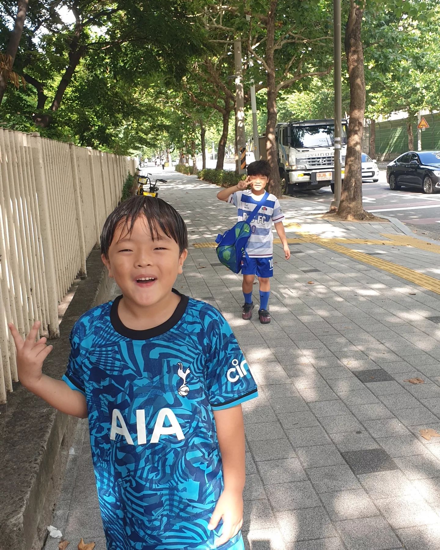 언제 끝나나 했던 방학도 끝나가고요 🙂 .
빨리 학교 보내고 가을맞이 시즌 상품도 슬슬 오픈 준비해야지 🍂🍁🧦🤸‍♀️.

* 어제 막둥이에게 목감기가 옮아 약먹고 낮잠자고 누워있었더니, 둘찌가 태권도마치면서 집 앞 무인아이스크림 가게에서 엄마 먹고 힘내라고 컵커피를 사왔다 . 엄마 이거 좋아하는거 맞아? 라며 🥤 .. 살짝쿵 감동함,,, #츤데레 💜.

* 몇일 전엔 막둥이랑 마트를 갔는데, 엄마 짧은 티셔츠에 등이랑 배꼽 보인다며 졸졸 따라다니며 손으로 티셔츠를 계속 내려주더라 .. 졸졸 따라다니며 앞뒤로 옷 내려주느라 똥줄탔을거야 ...#유교보이👳‍♂️ 🤭🤭 .

#다둥맘 #방학 #일상 #육아맘 #아들그램 #방학중 #대구맘 #아들맘 #다둥이네