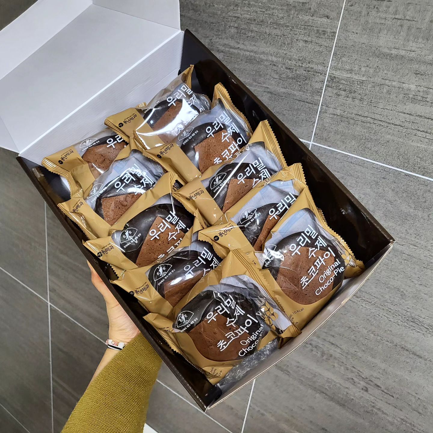 #우리밀수제초코파이🍩 

오랜만에 쪼꼬🍫
전라북도 제과제빵 제1호 명장🙊

#풍년제과 #전주풍년제과 #전주초코파이 #수제초코파이 #풍년제과초코파이